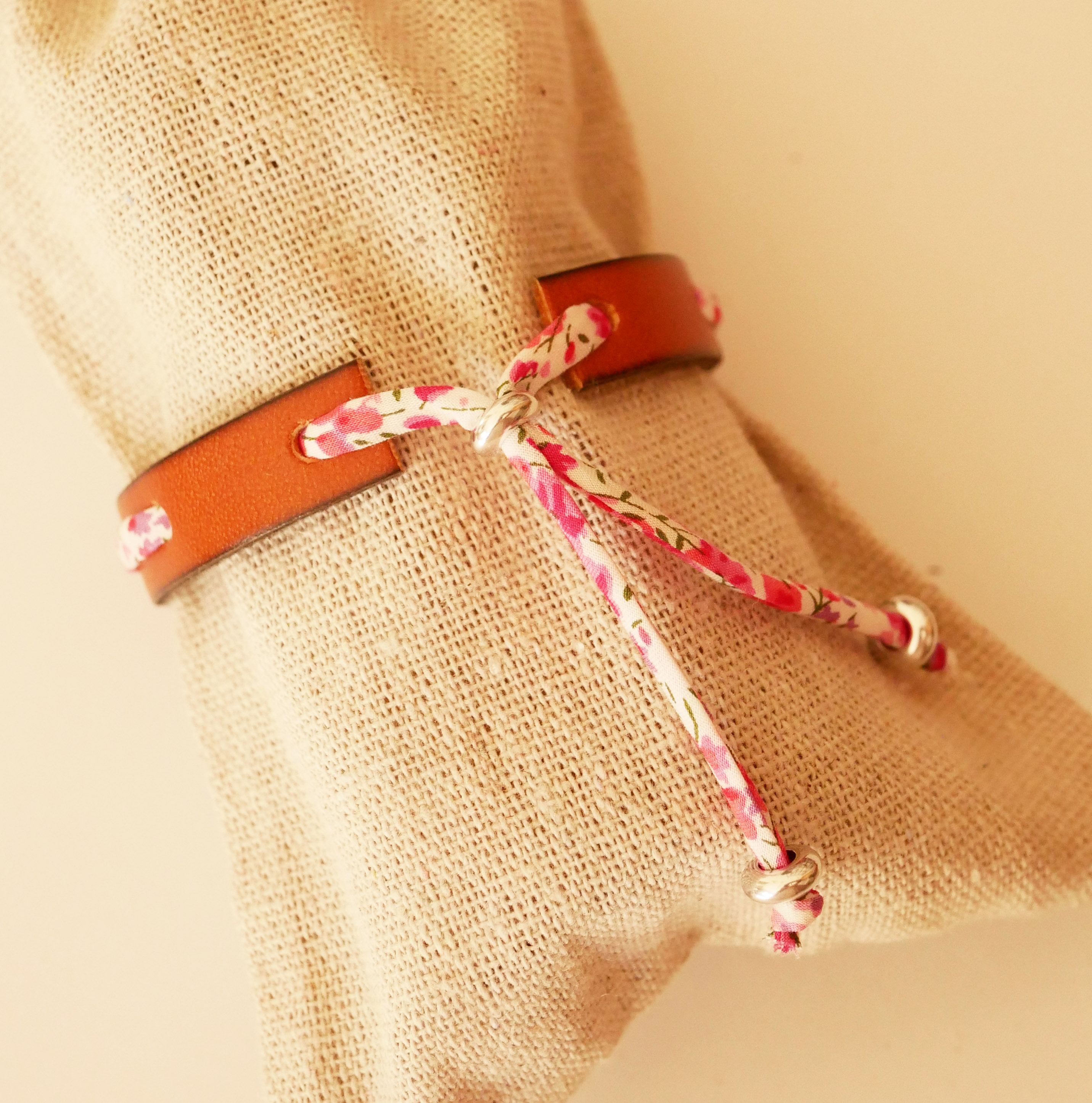 Florâme-armbånd med Phoebe Rose liberty-bånd på brunt skinn