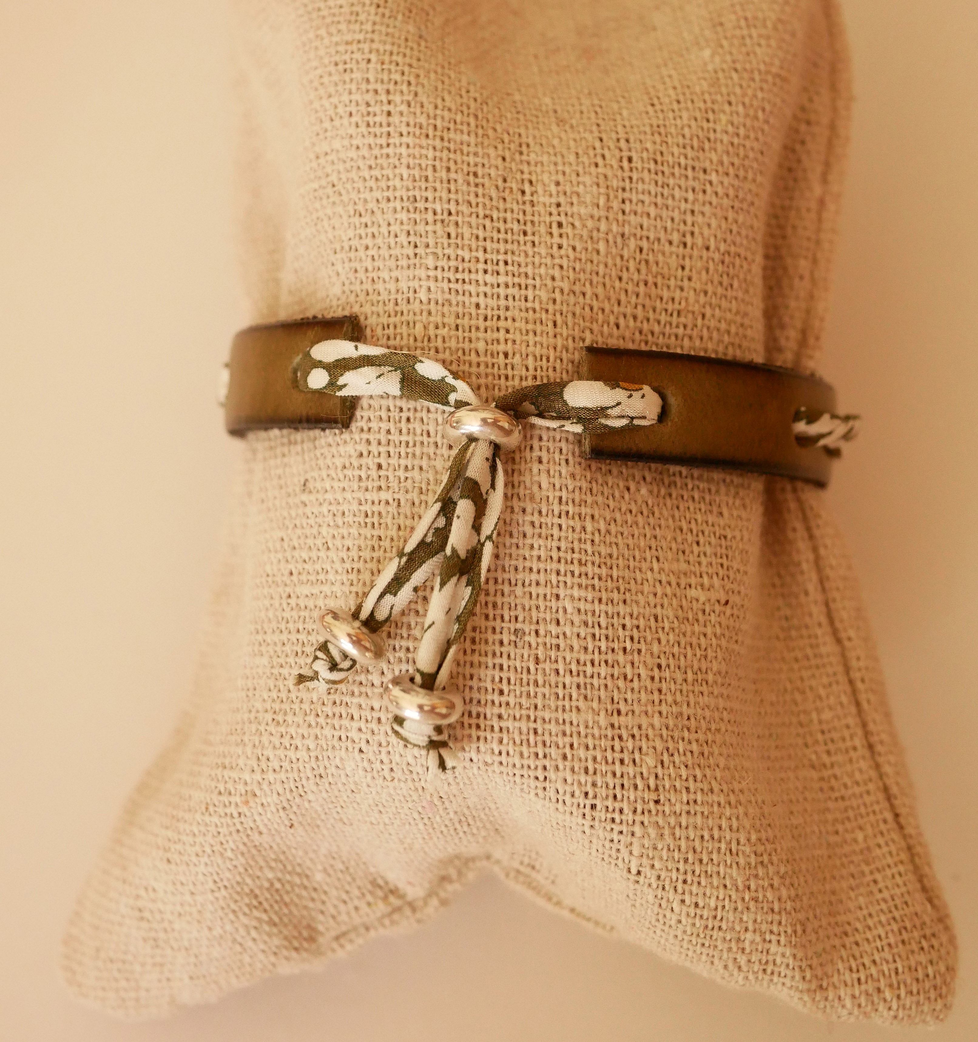 Flor&acirc;me-armb&aring;nd med gr&oslash;nt liberty-b&aring;nd p&aring; limegr&oslash;nt skinn