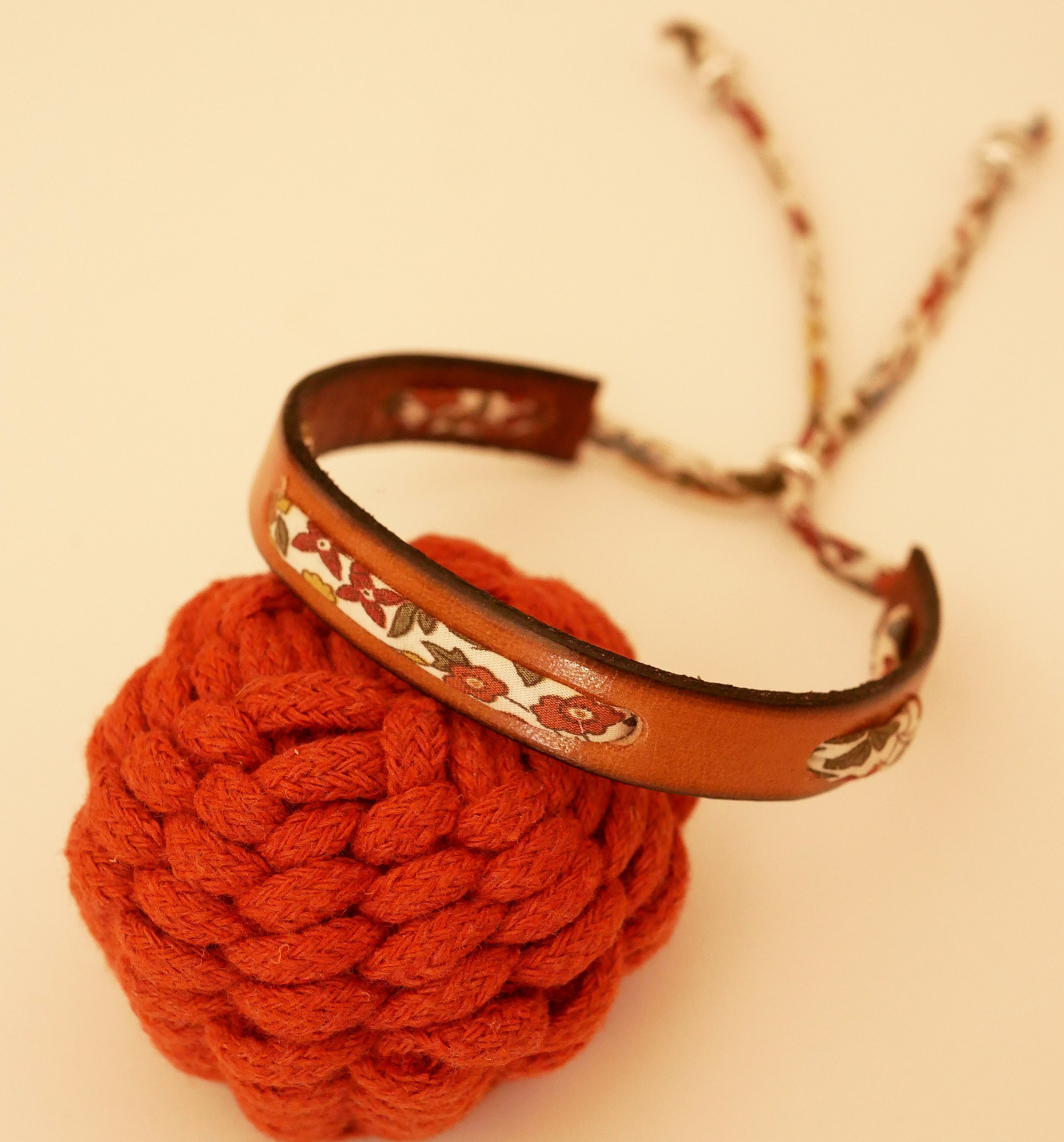 Flor&acirc;me-armb&aring;nd med libertyb&aring;nd Ava h&oslash;st p&aring; kamellskinn