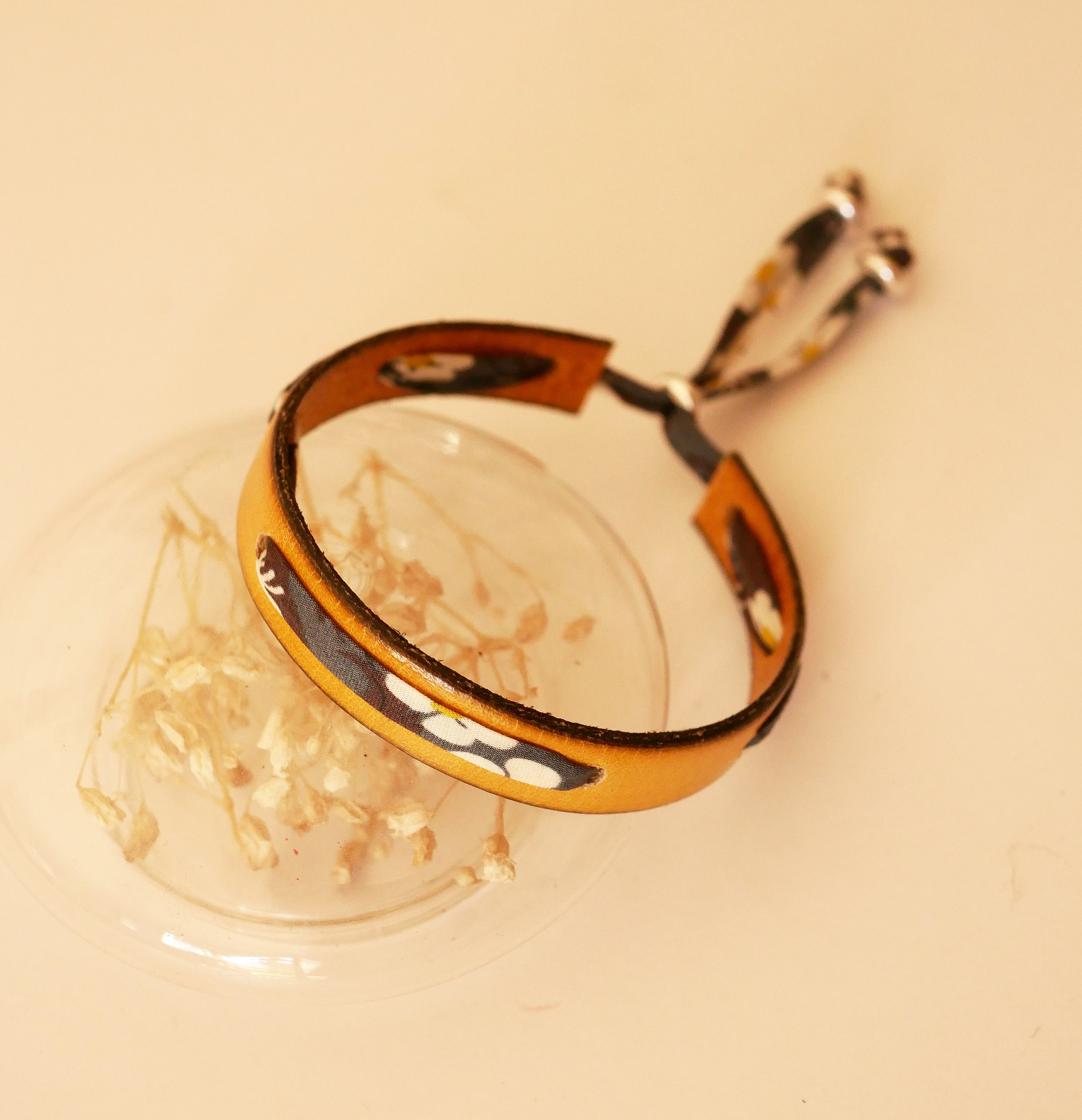 Flor&acirc;me-armb&aring;nd med gr&aring;tt Misti liberty-b&aring;nd p&aring; sennepsfarget skinn