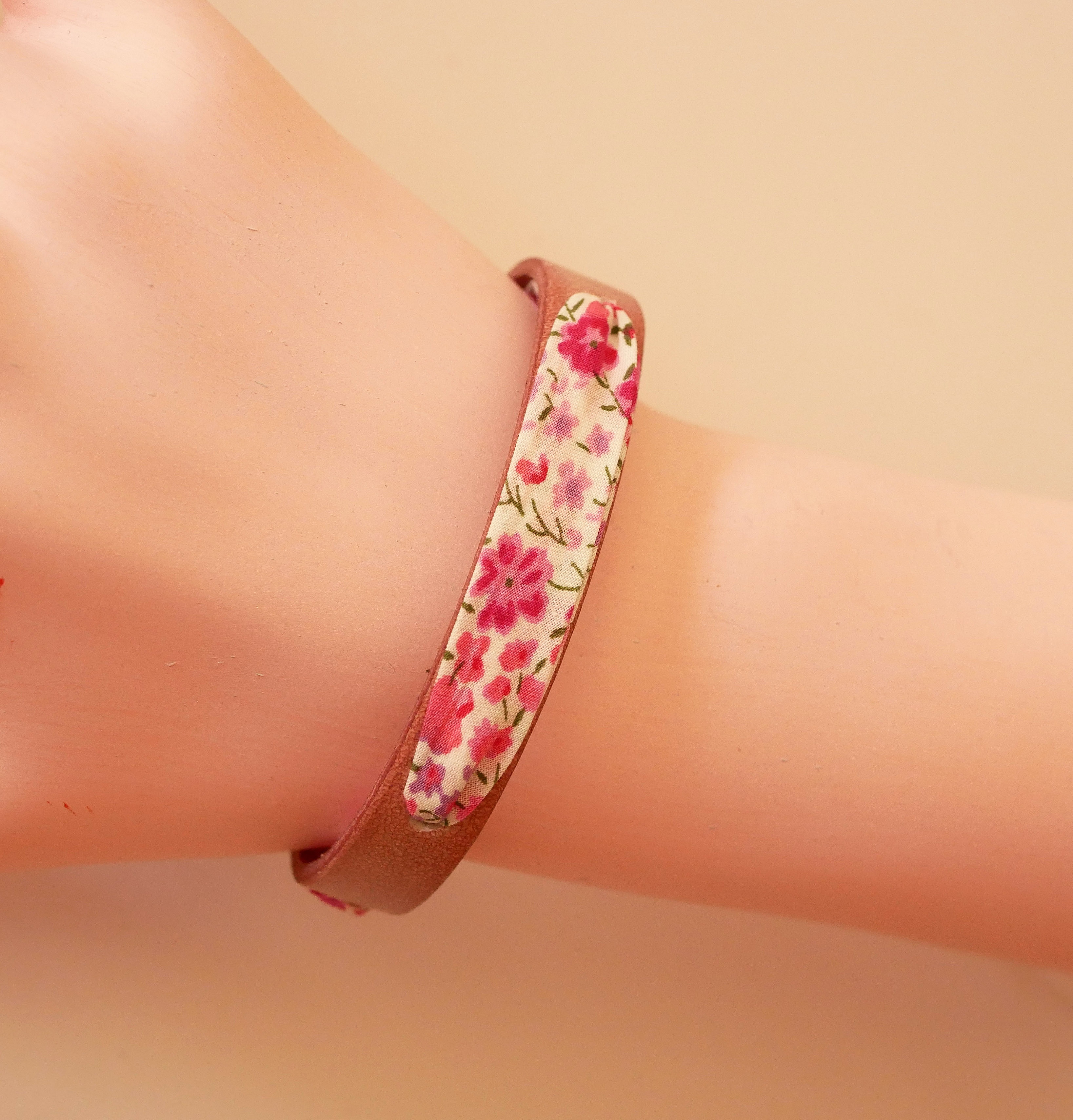 Flor&acirc;me-armb&aring;nd med rosa liberty-b&aring;ndblomster p&aring; rosa skinn