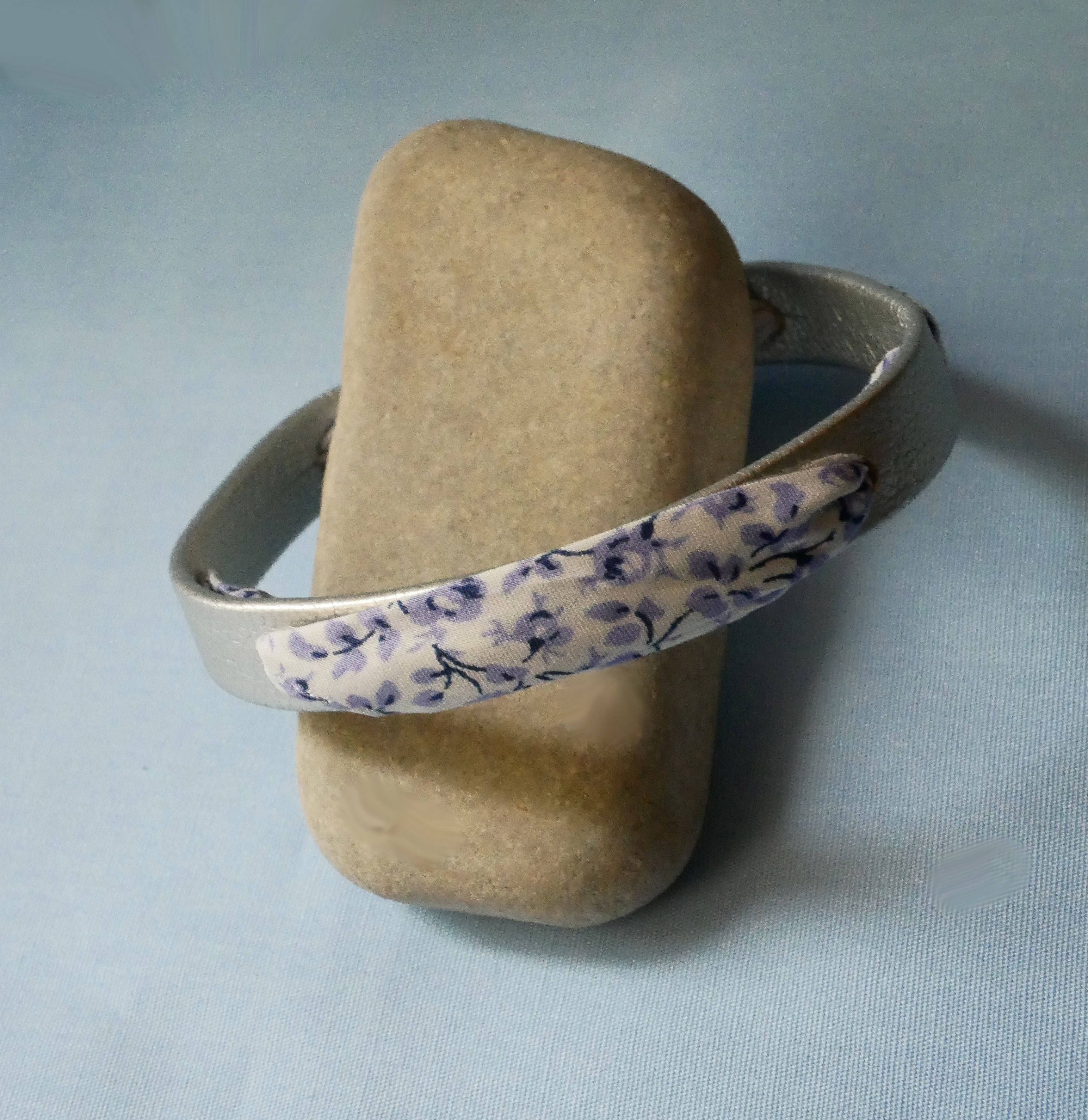 Flor&acirc;me-armb&aring;nd med bl&aring; blomster i libertyb&aring;nd p&aring; s&oslash;lvfarget skinn