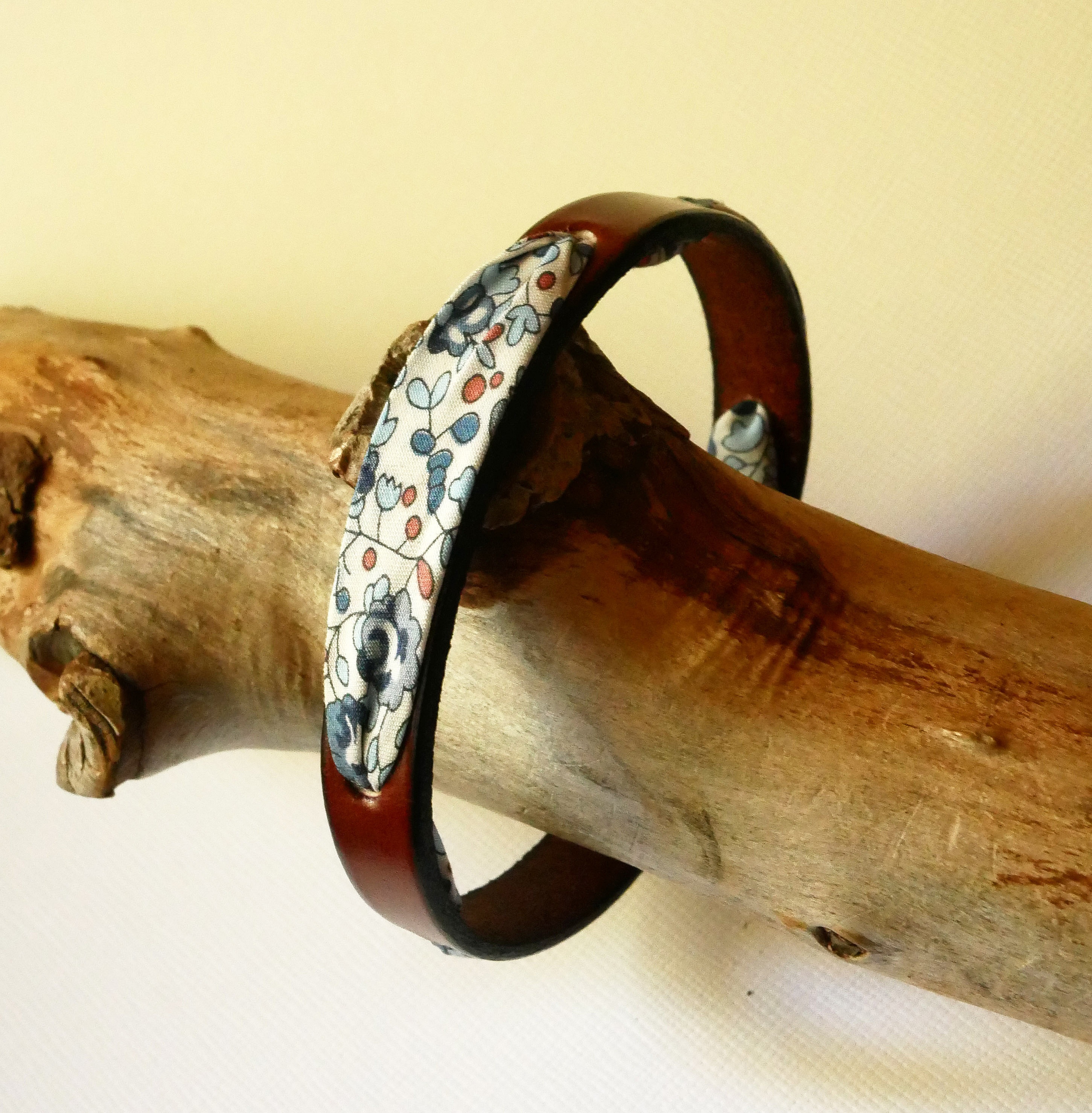 Flor&acirc;me-armb&aring;nd med libertyb&aring;nd Elo&iuml;se bl&aring; blomster p&aring; brunt skinn