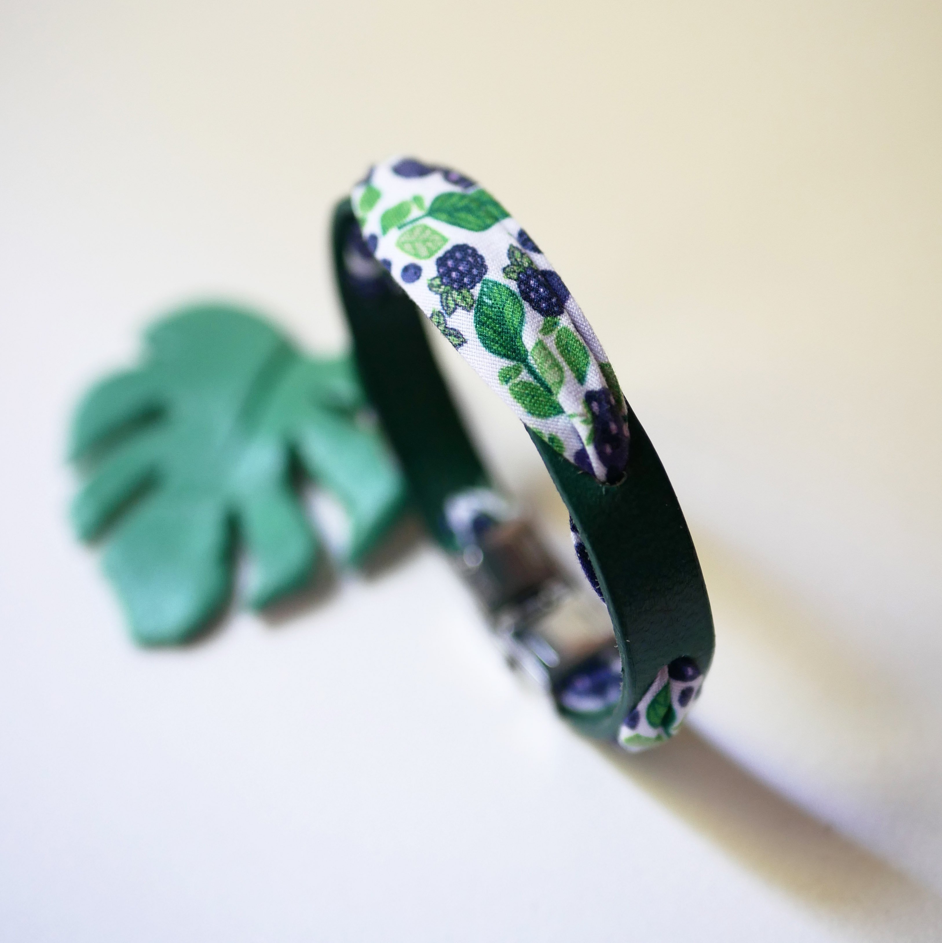 Bracelet Florâme au ruban Fruits Mûres sur cuir vert