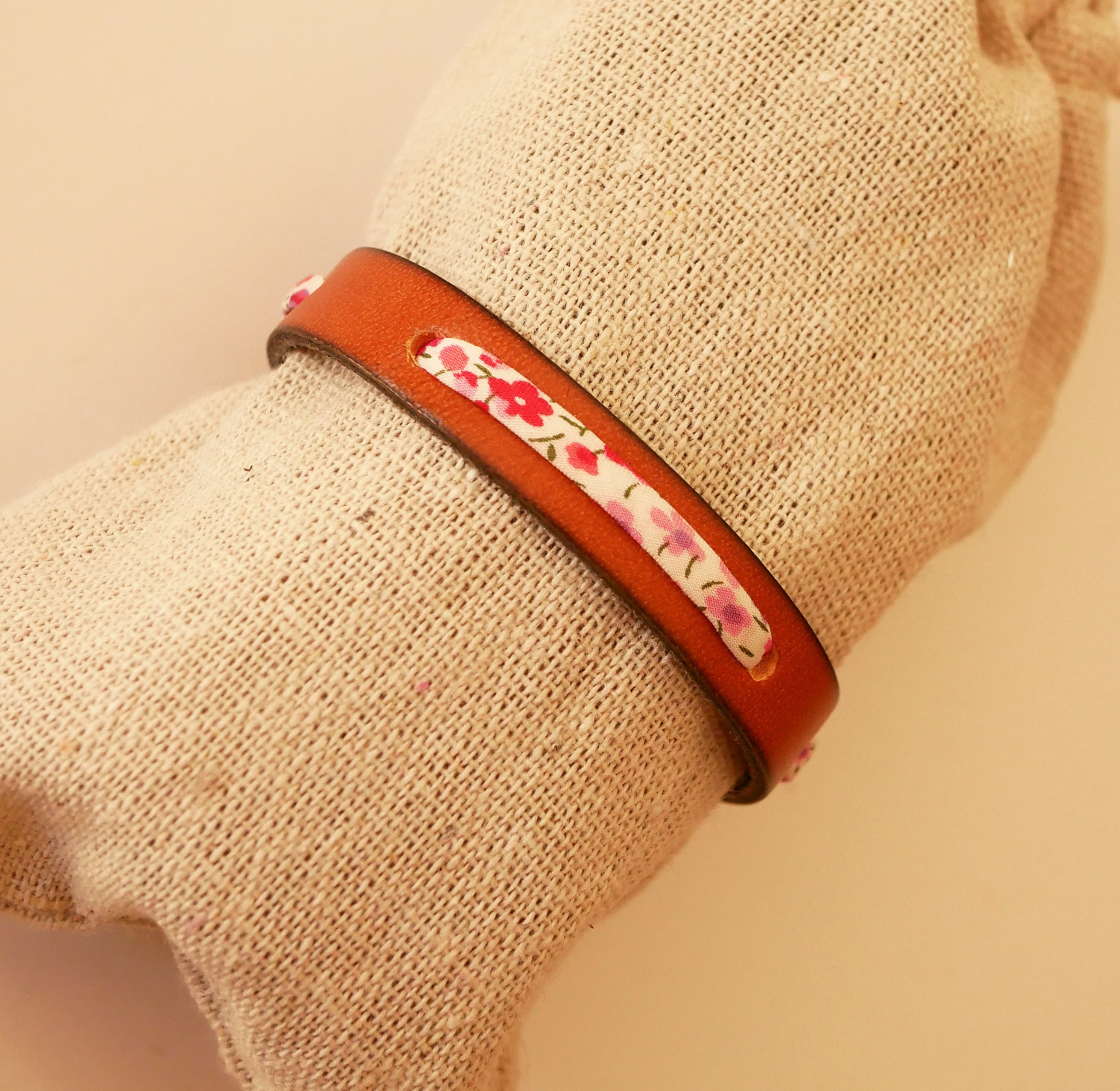 Flor&acirc;me-armb&aring;nd med Phoebe Rose liberty-b&aring;nd p&aring; brunt skinn