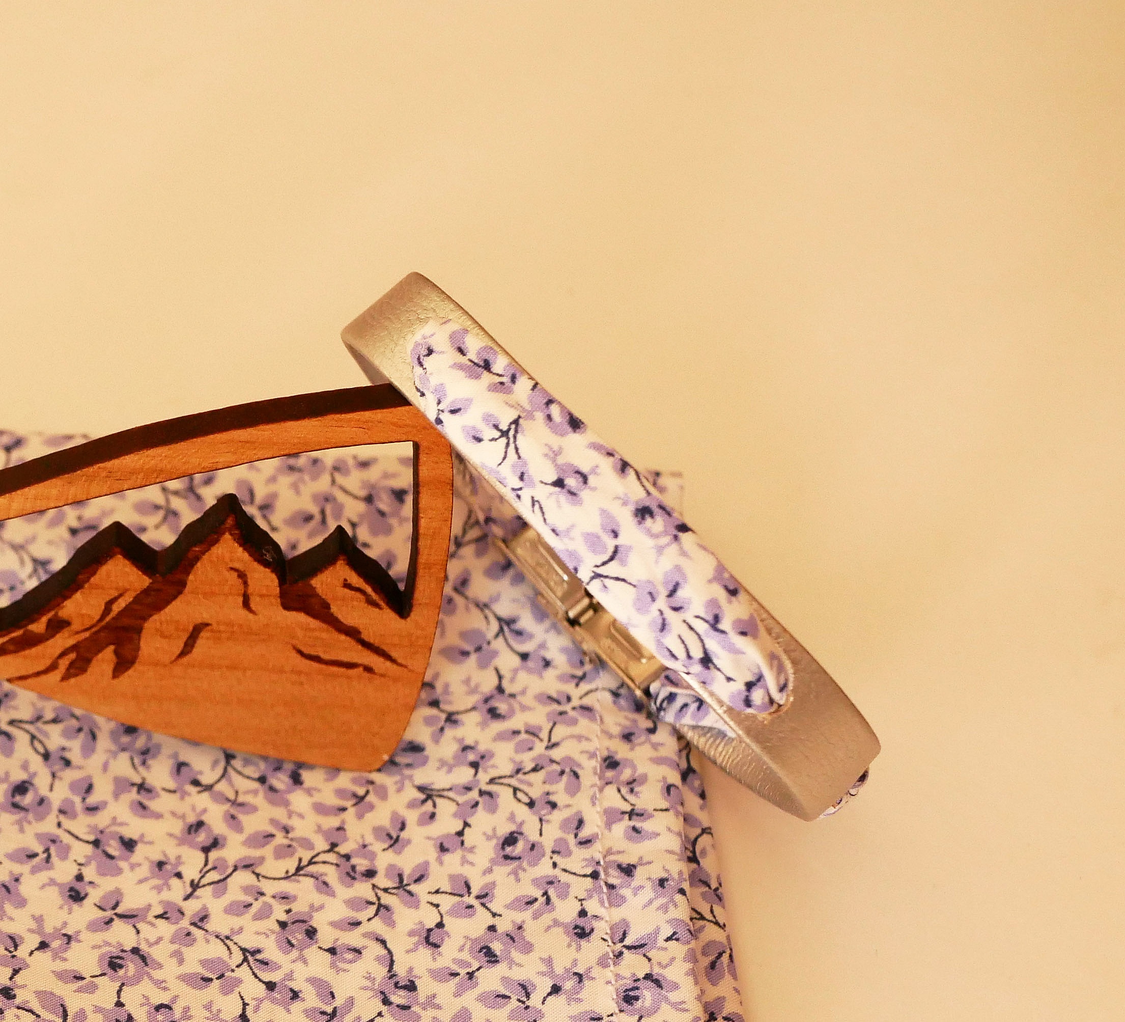 Flor&acirc;me-armb&aring;nd med bl&aring; blomster i libertyb&aring;nd p&aring; s&oslash;lvfarget skinn