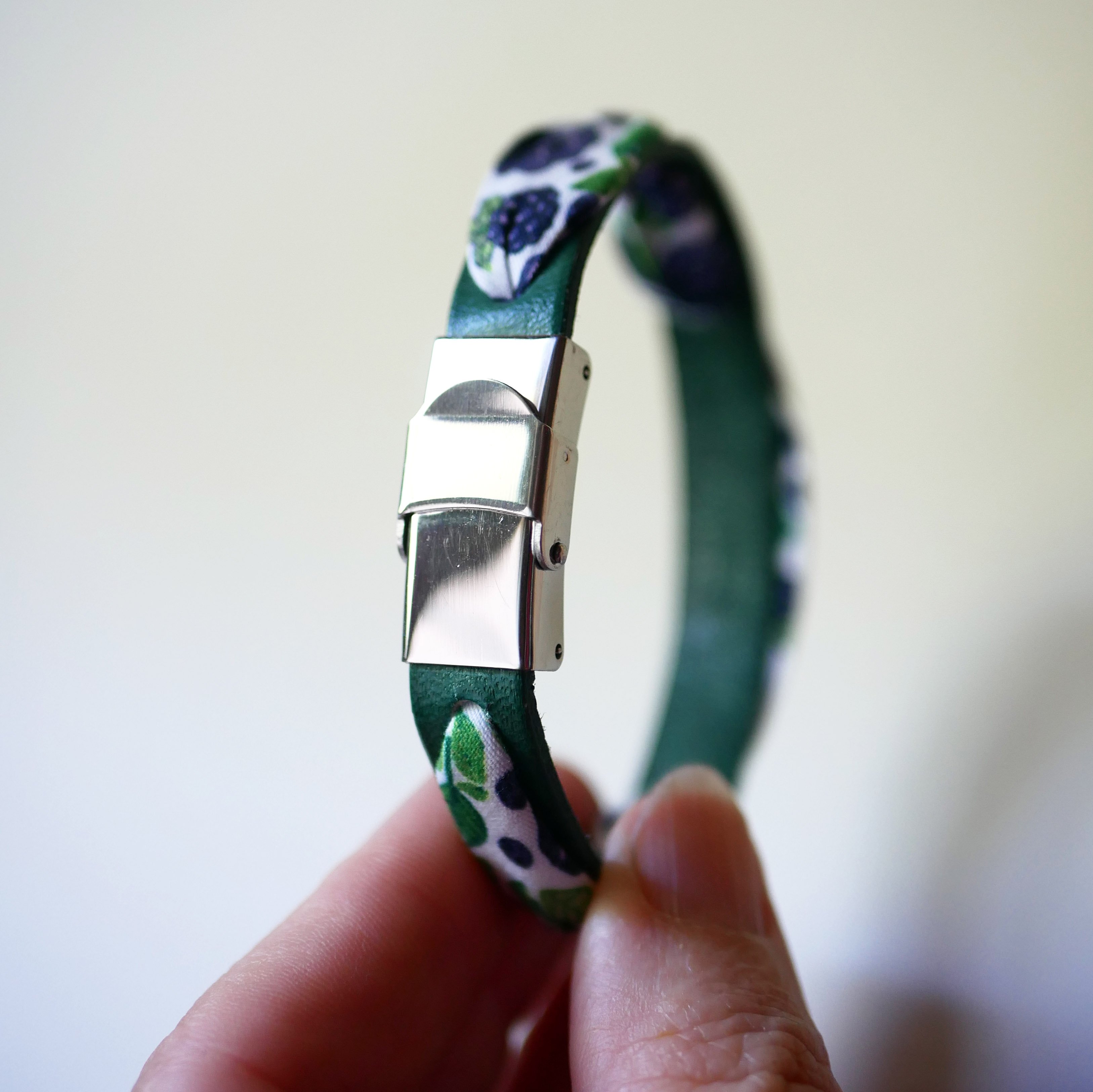 Bracelet Florâme au ruban Fruits Mûres sur cuir vert