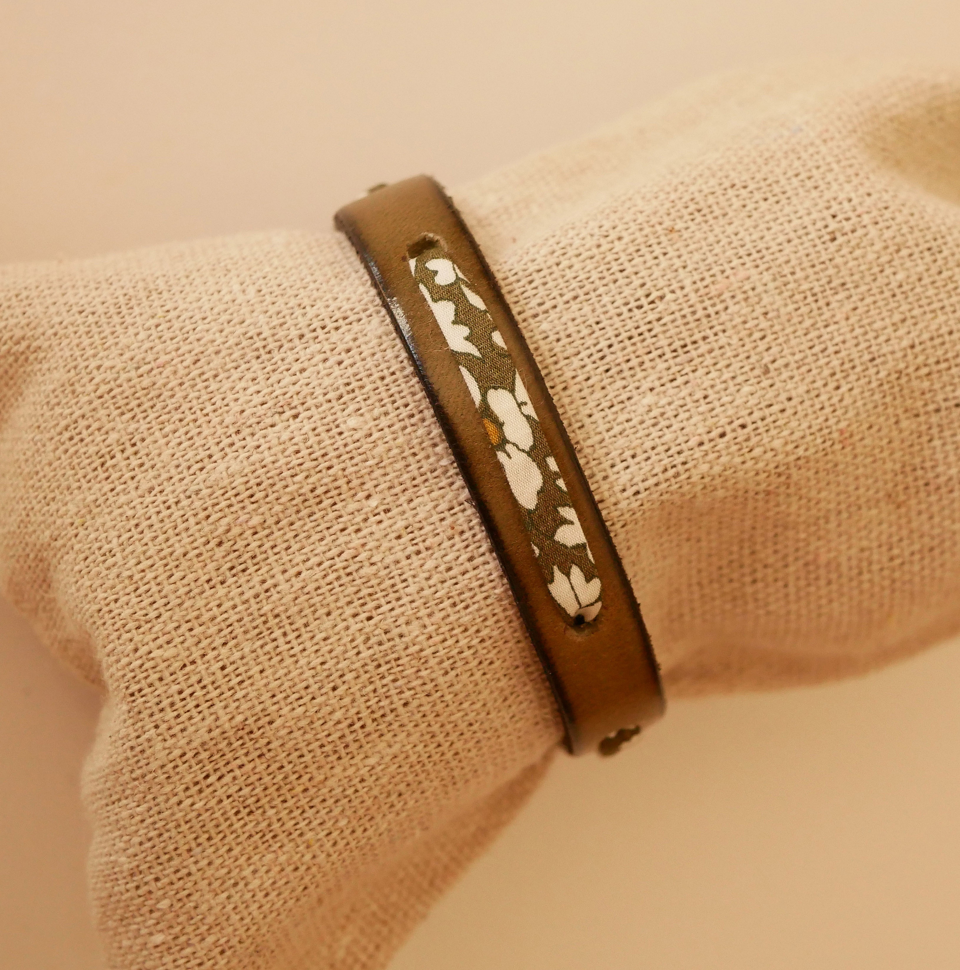 Flor&acirc;me-armb&aring;nd med gr&oslash;nt liberty-b&aring;nd p&aring; limegr&oslash;nt skinn