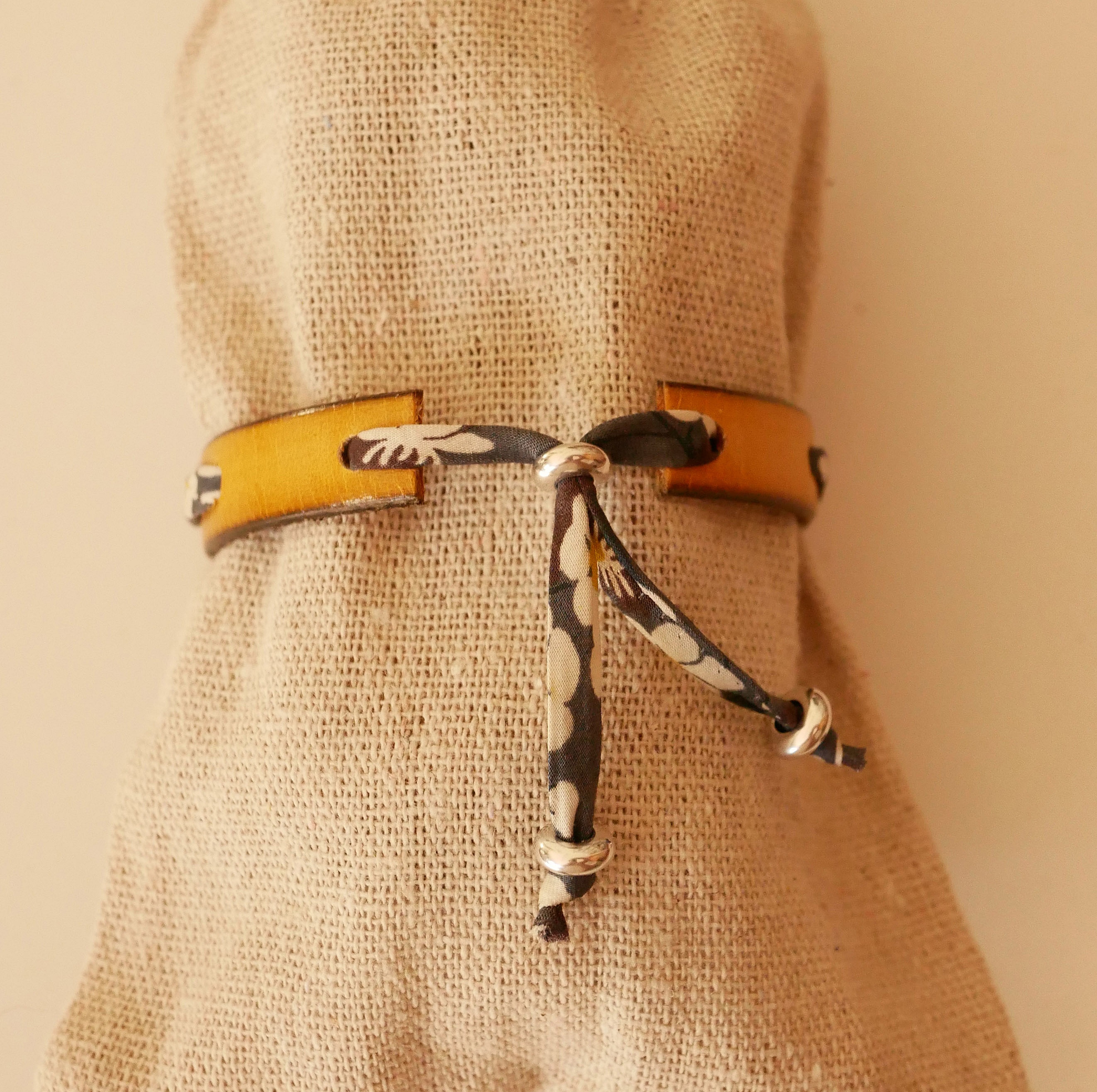 Flor&acirc;me-armb&aring;nd med gr&aring;tt Misti liberty-b&aring;nd p&aring; sennepsfarget skinn