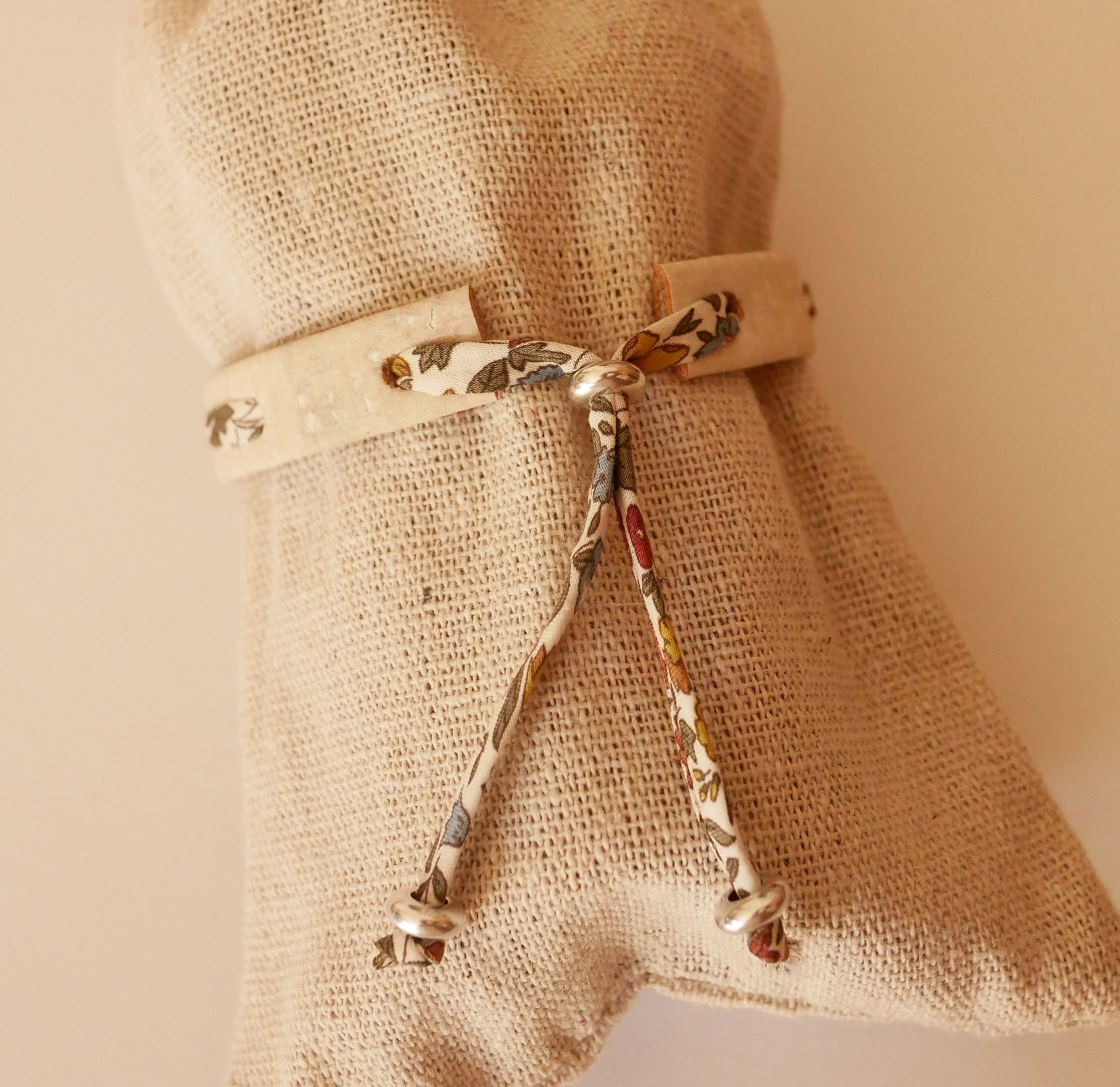 Flor&acirc;me plantearmb&aring;nd med Ava liberty-b&aring;nd p&aring; hvit kork