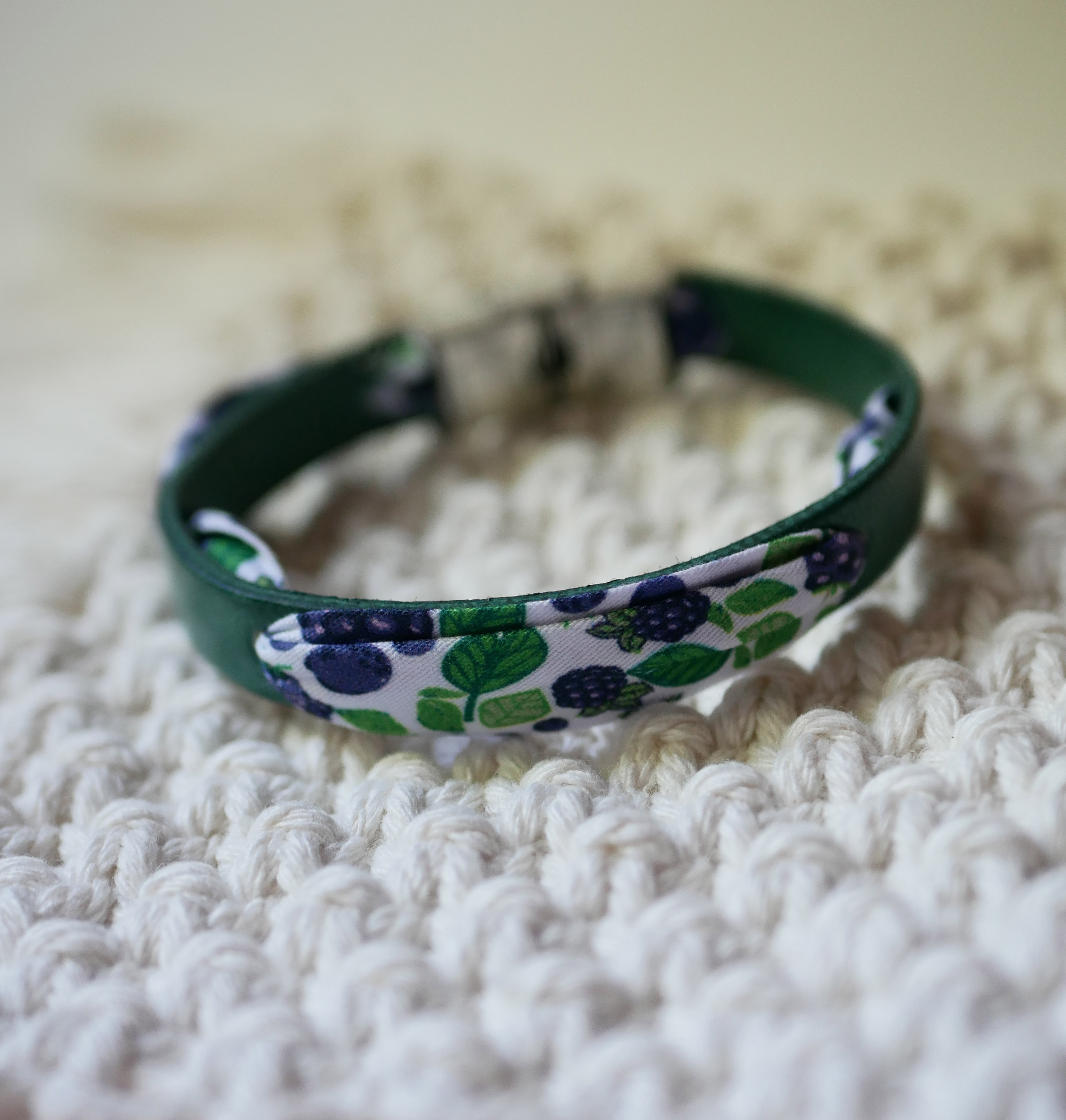 Bracelet Florâme au ruban Fruits Mûres sur cuir vert