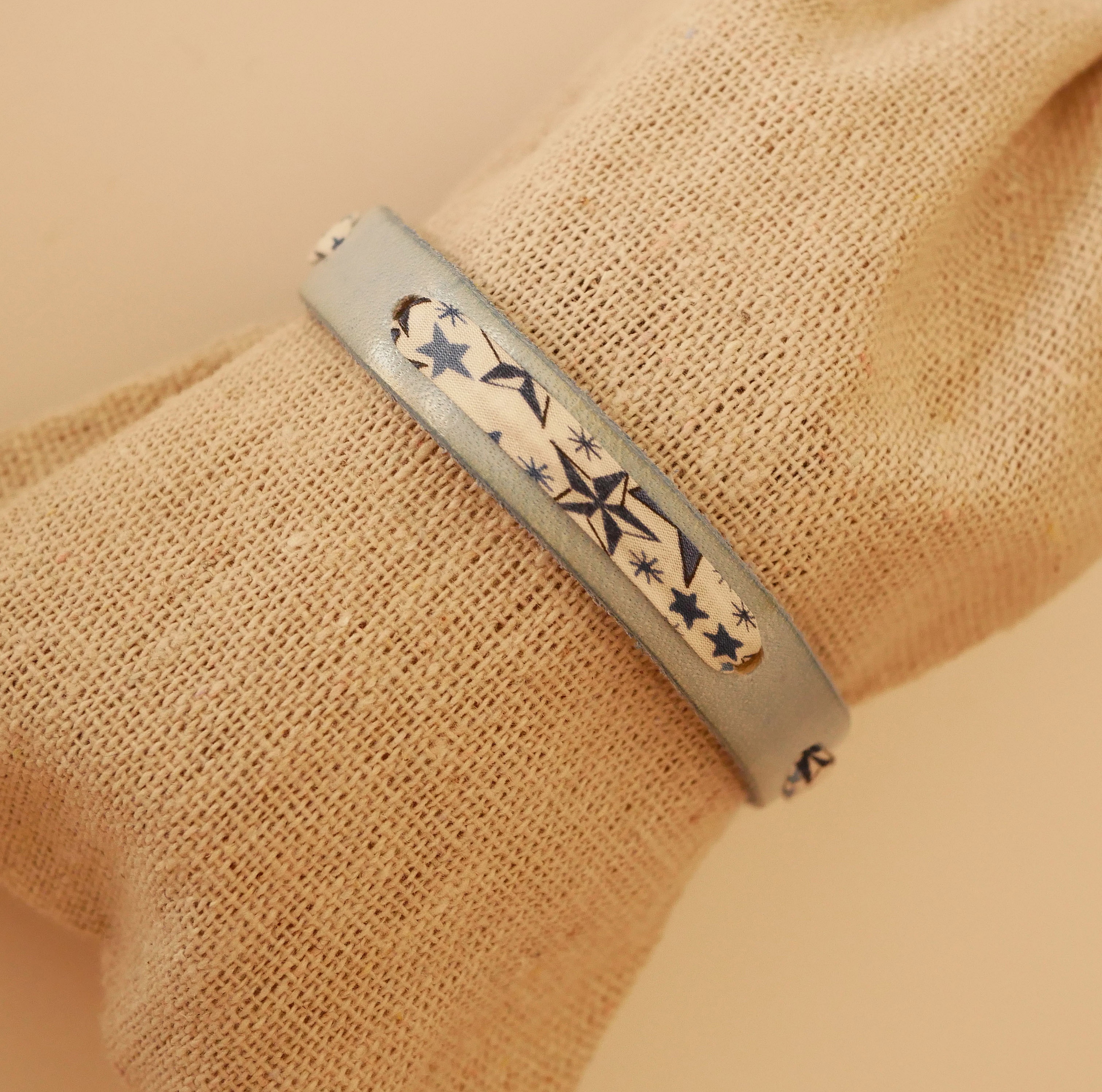 Flor&acirc;me-armb&aring;nd med libertyb&aring;nd og bl&aring; stjerner p&aring; himmelsk skinn