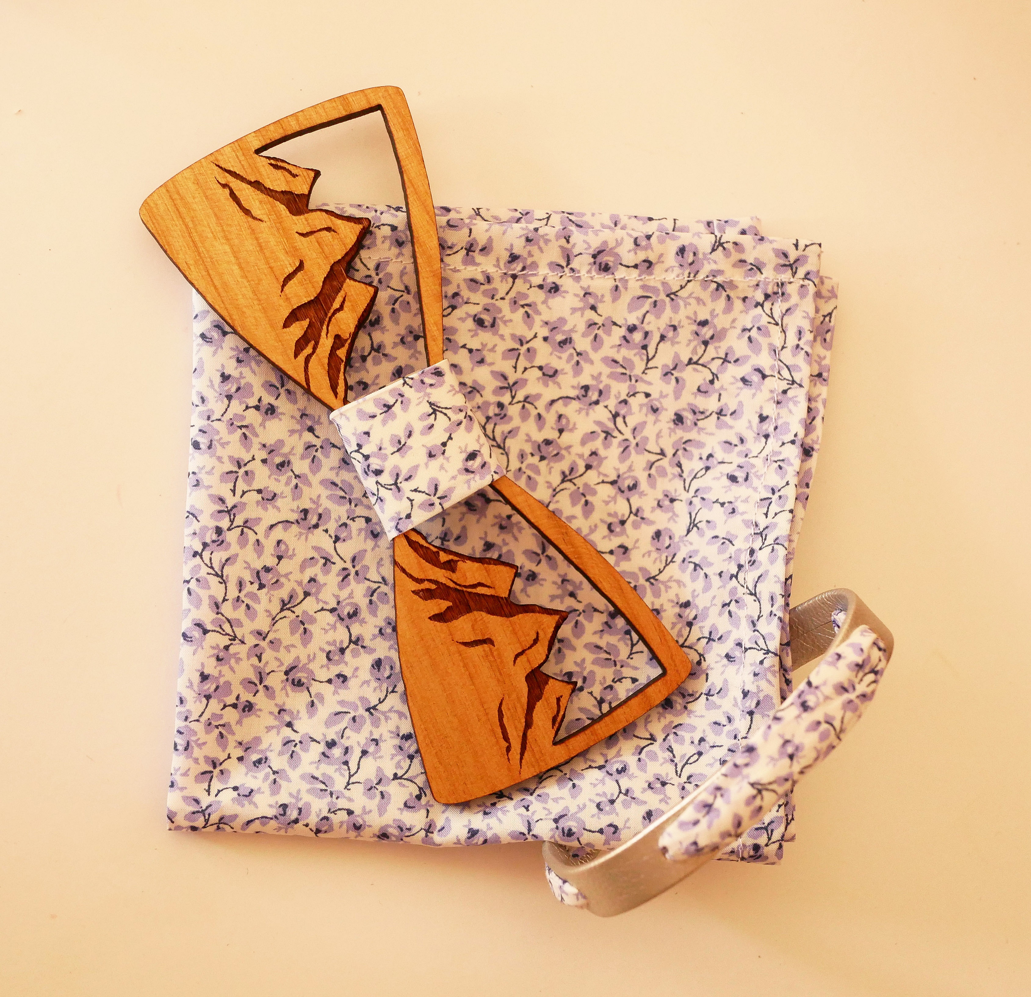 Flor&acirc;me-armb&aring;nd med bl&aring; blomster i libertyb&aring;nd p&aring; s&oslash;lvfarget skinn