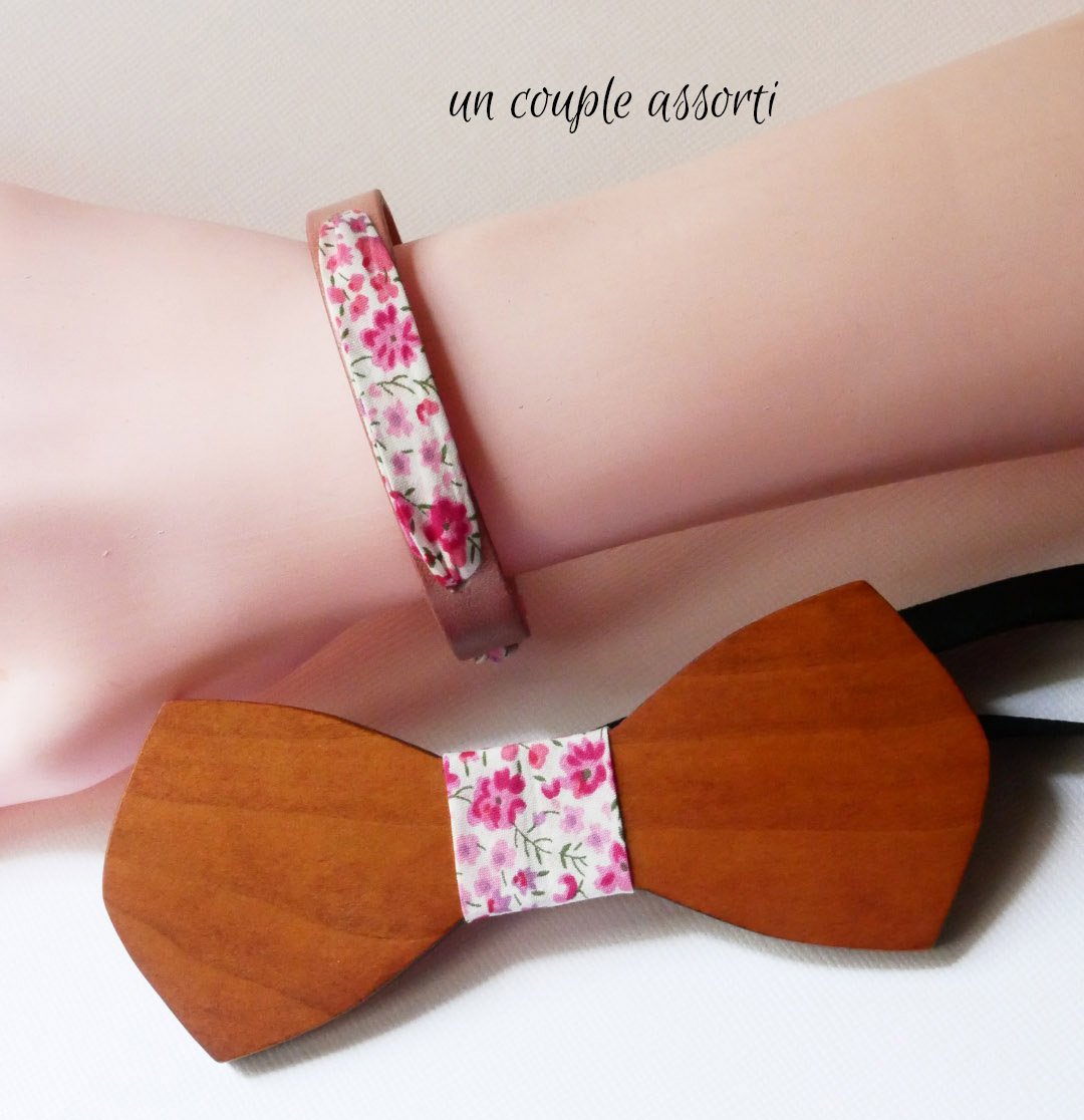 Florâme-armbånd med rosa liberty-båndblomster på rosa skinn