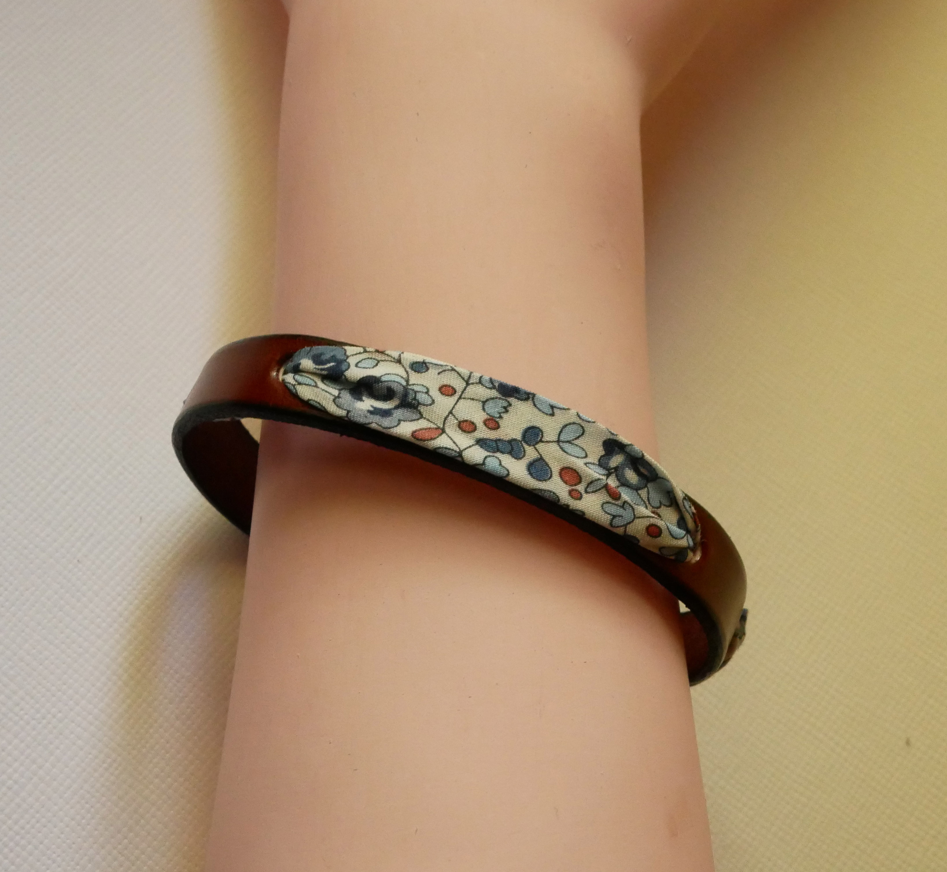 Florâme-armbånd med libertybånd Eloïse blå blomster på brunt skinn