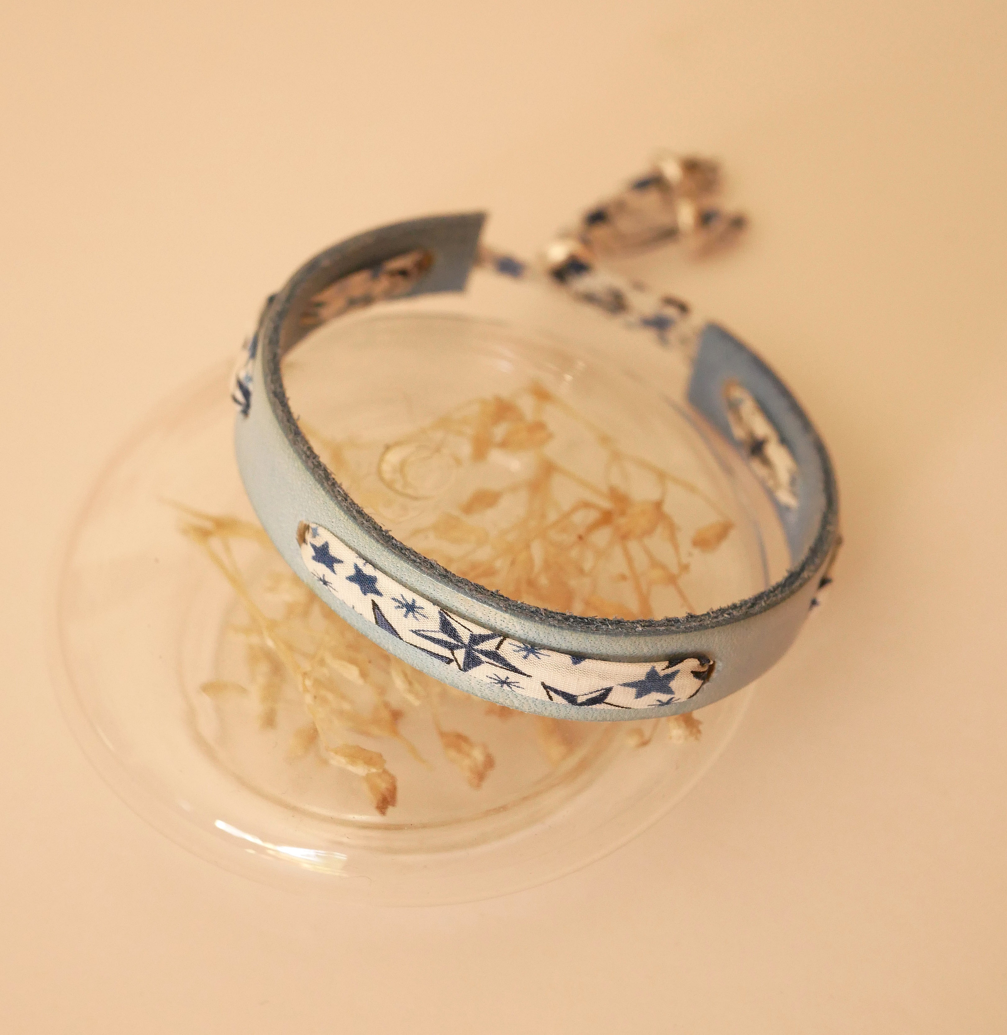 Flor&acirc;me-armb&aring;nd med libertyb&aring;nd og bl&aring; stjerner p&aring; himmelsk skinn