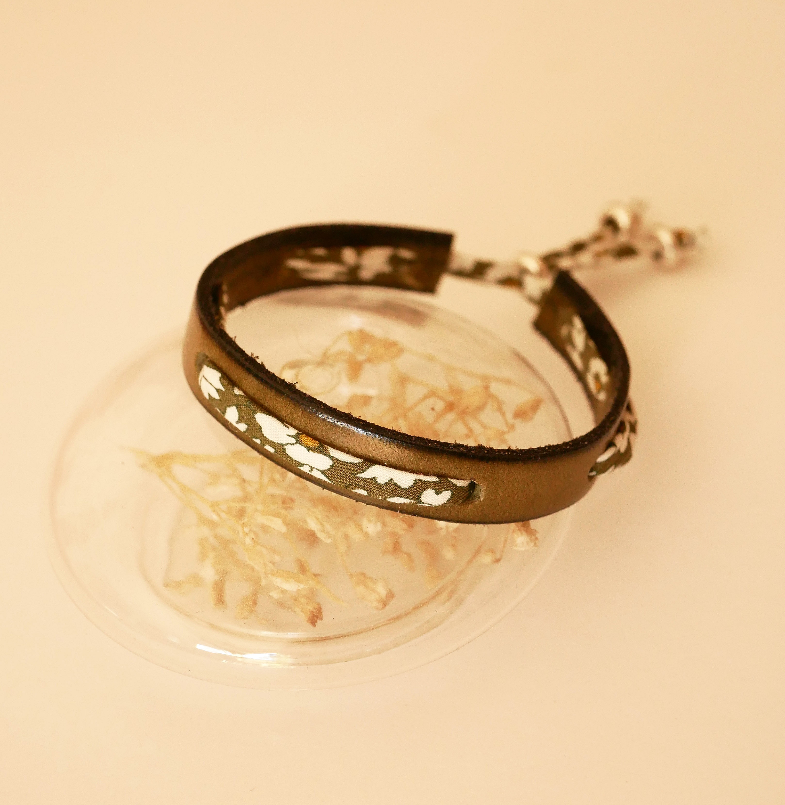 Flor&acirc;me-armb&aring;nd med gr&oslash;nt liberty-b&aring;nd p&aring; limegr&oslash;nt skinn