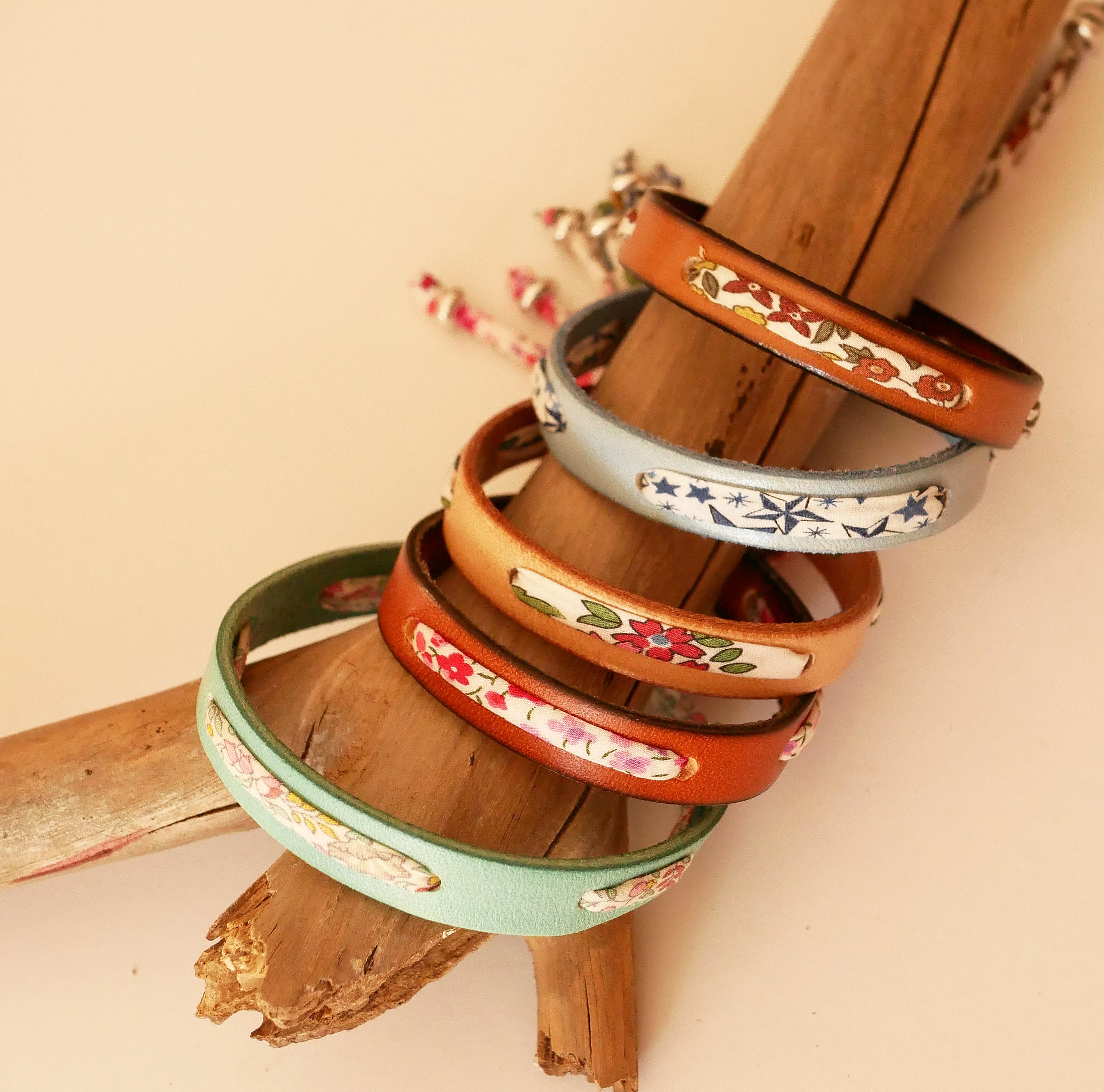 Flor&acirc;me-armb&aring;nd med pastellfarget liberty-b&aring;nd p&aring; celadongr&oslash;nn l&aelig;r