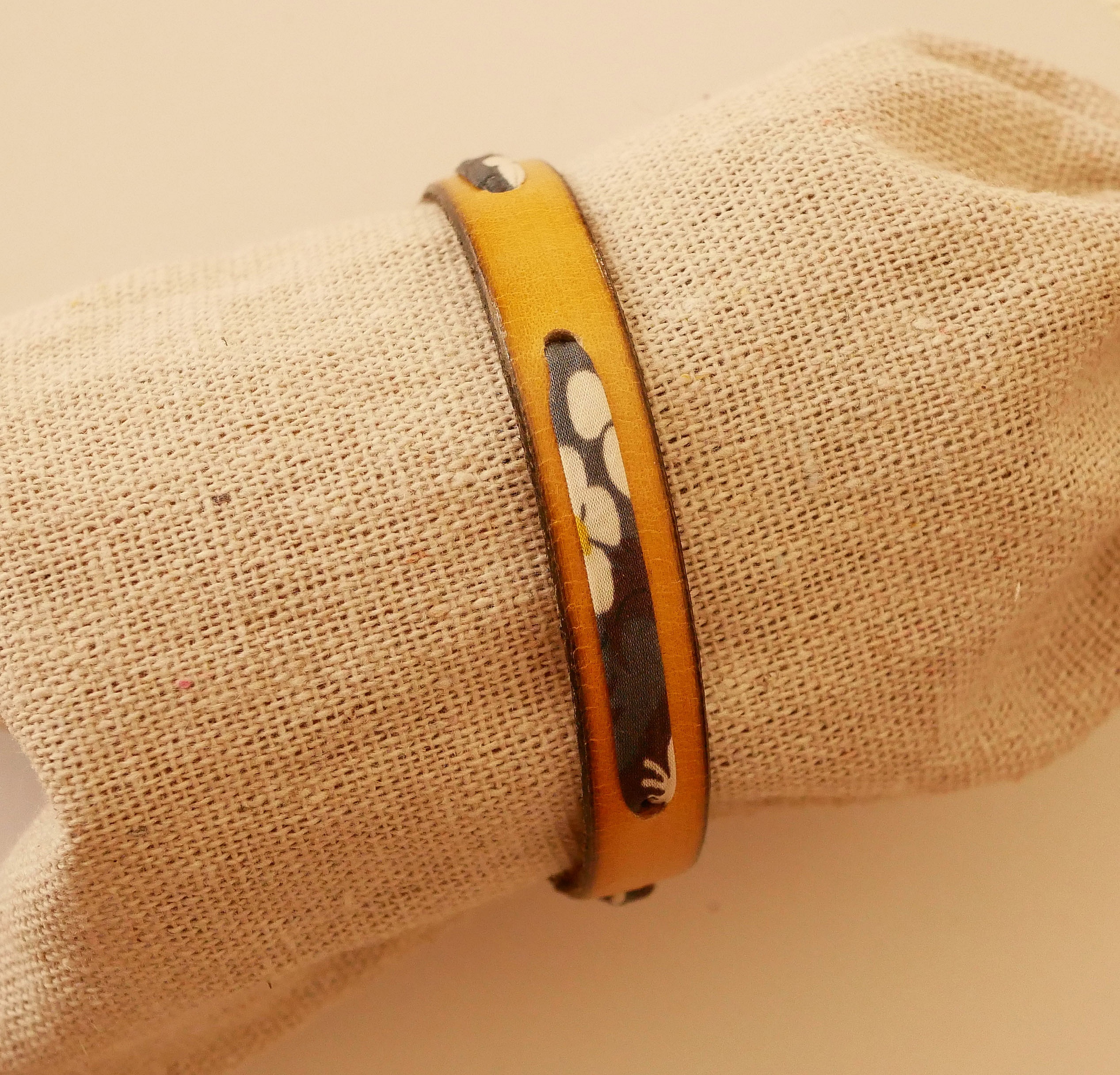 Flor&acirc;me-armb&aring;nd med gr&aring;tt Misti liberty-b&aring;nd p&aring; sennepsfarget skinn