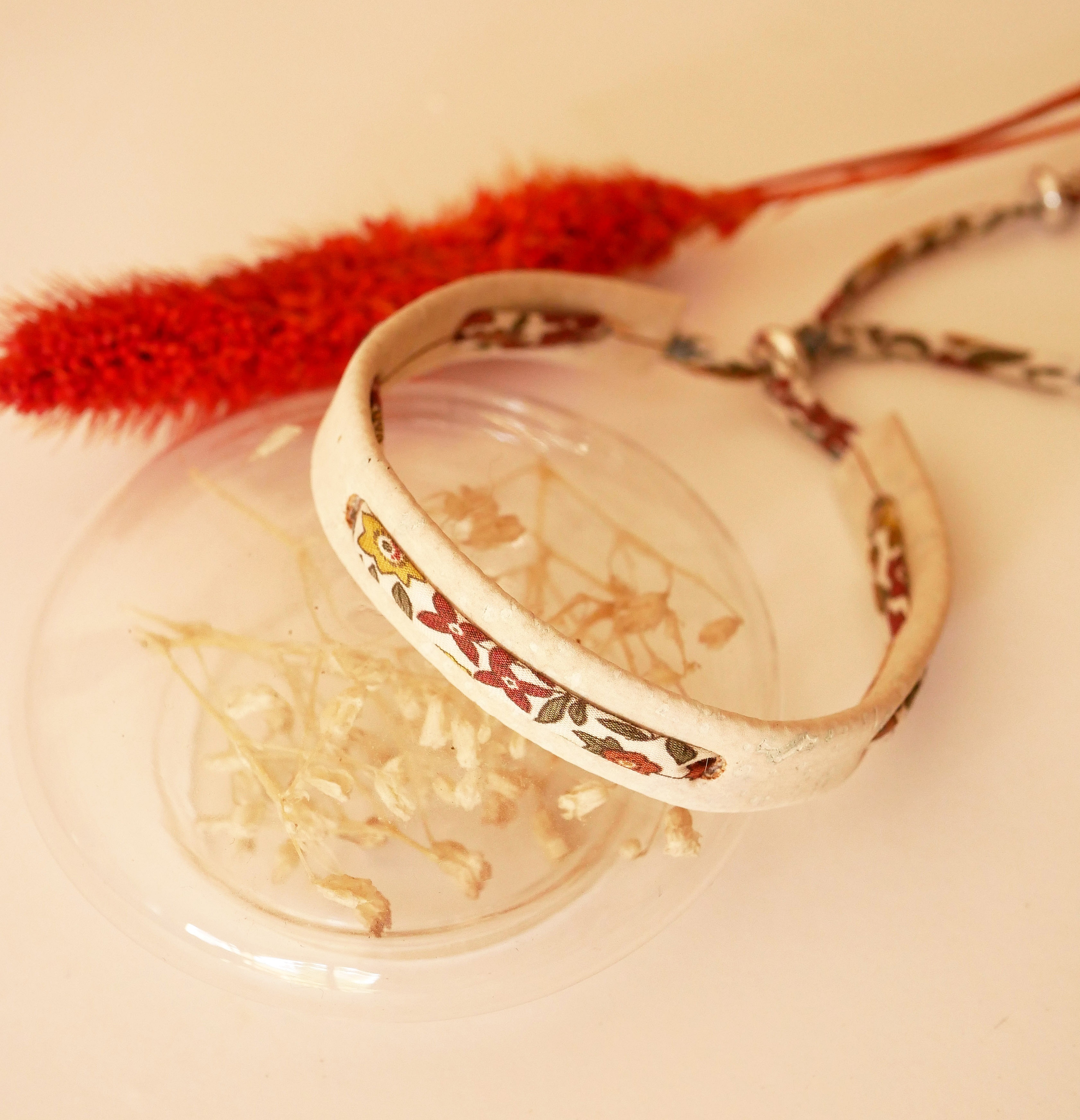 Flor&acirc;me plantearmb&aring;nd med Ava liberty-b&aring;nd p&aring; hvit kork