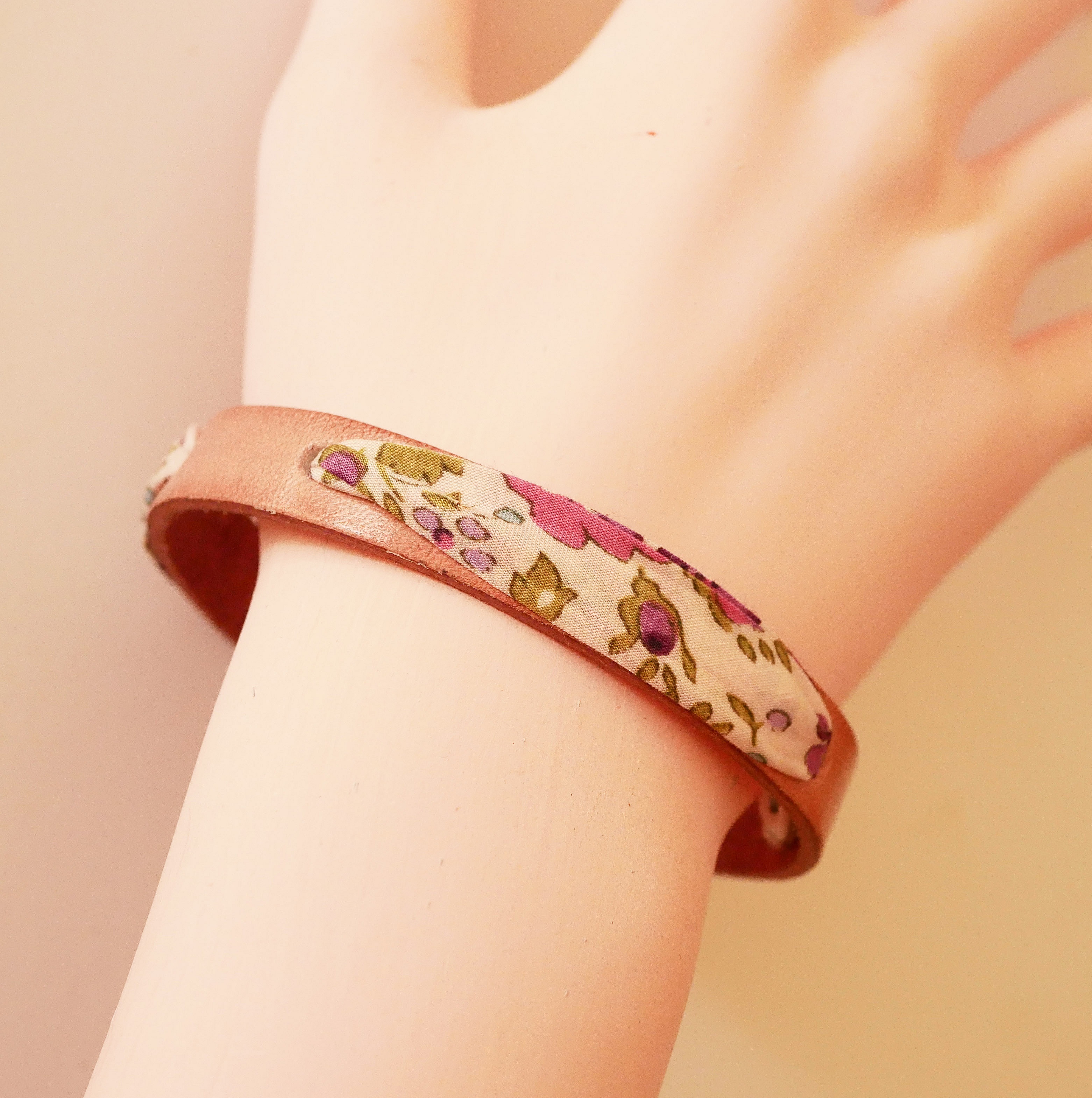 Flor&acirc;me-armb&aring;nd med libertyb&aring;nd og lilla blomster p&aring; rosa skinn