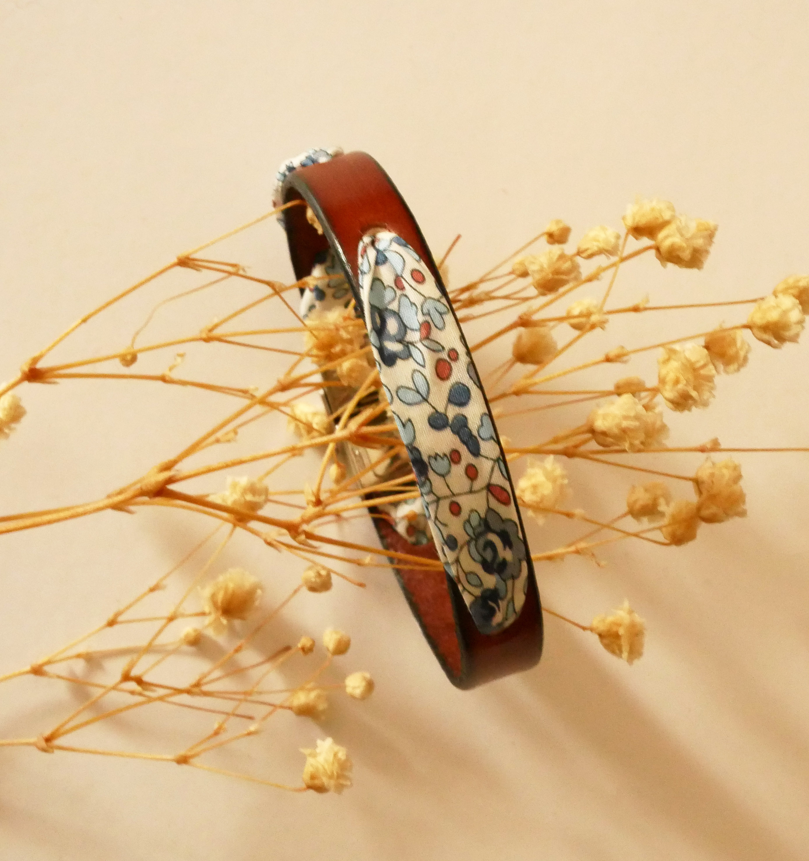 Florâme-armbånd med libertybånd Eloïse blå blomster på brunt skinn