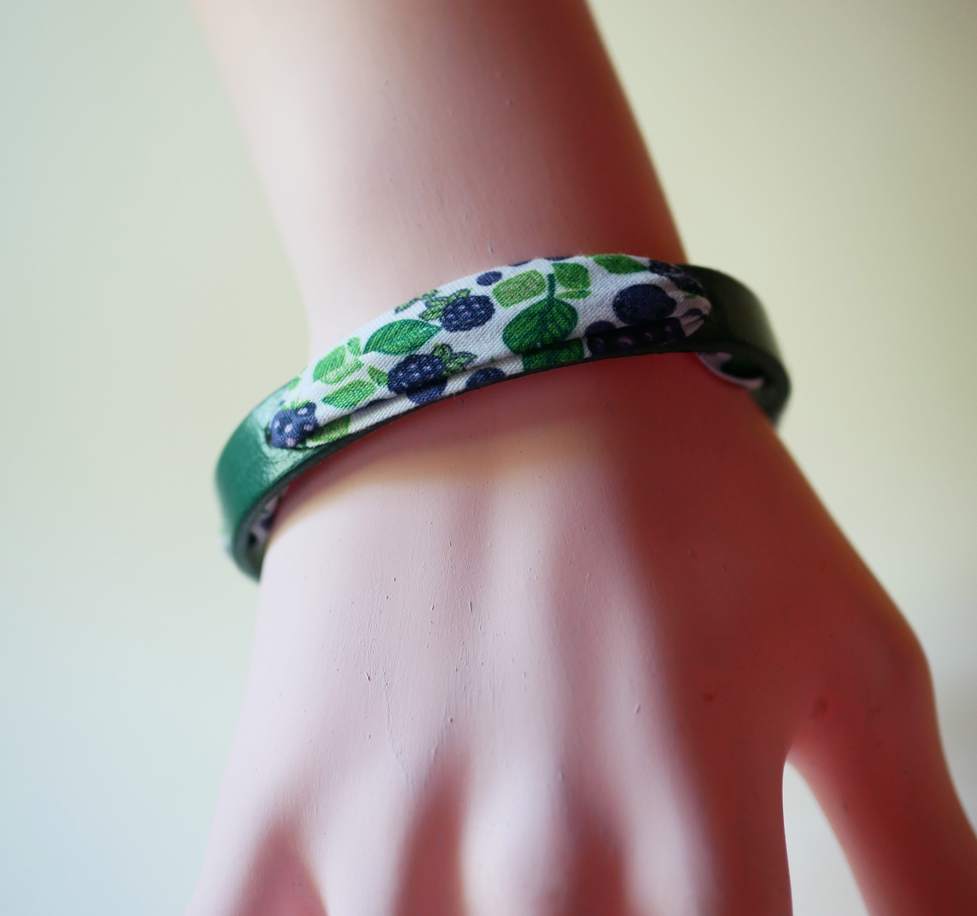 Bracelet Florâme au ruban Fruits Mûres sur cuir vert