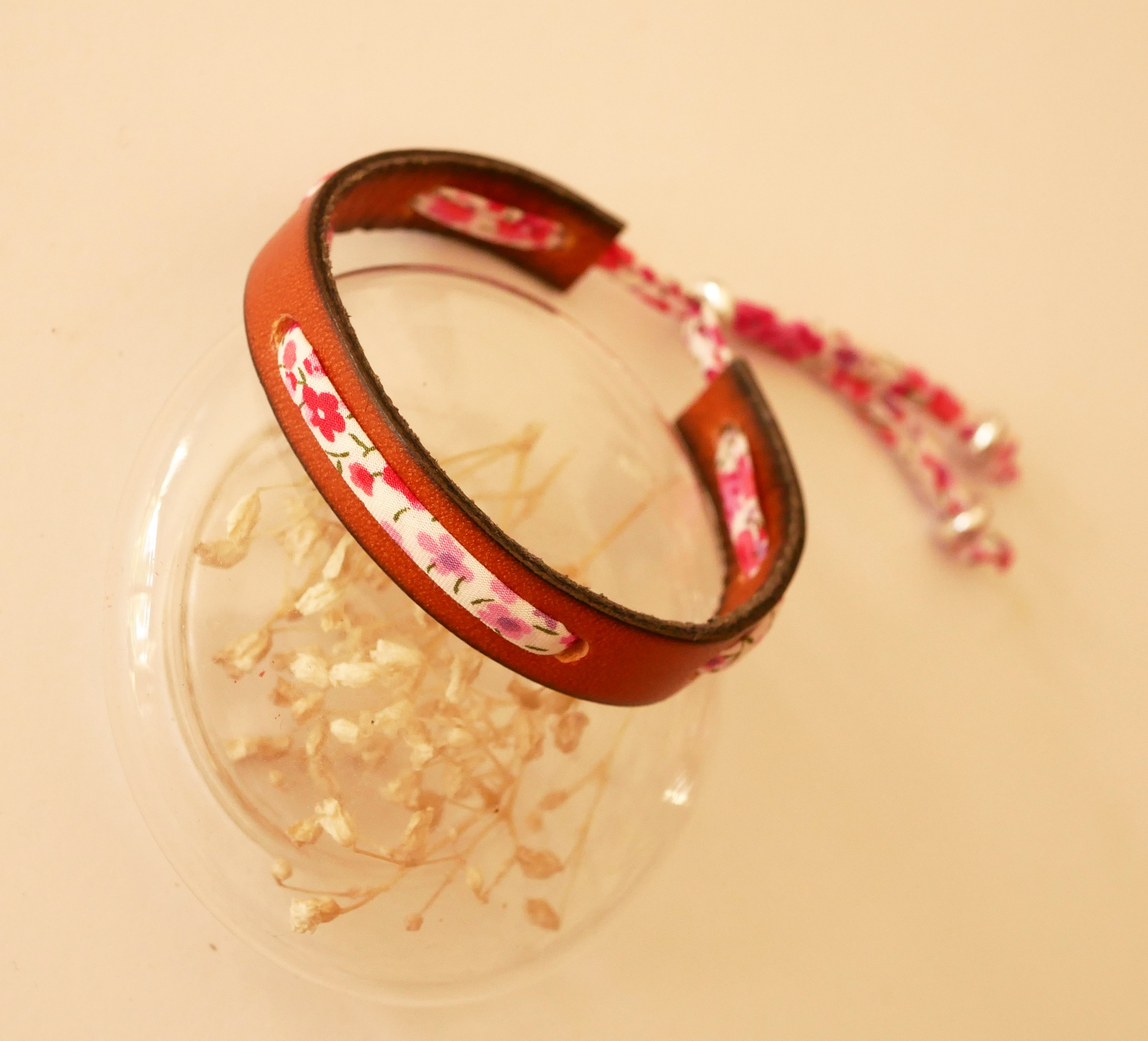 Florâme-armbånd med Phoebe Rose liberty-bånd på brunt skinn