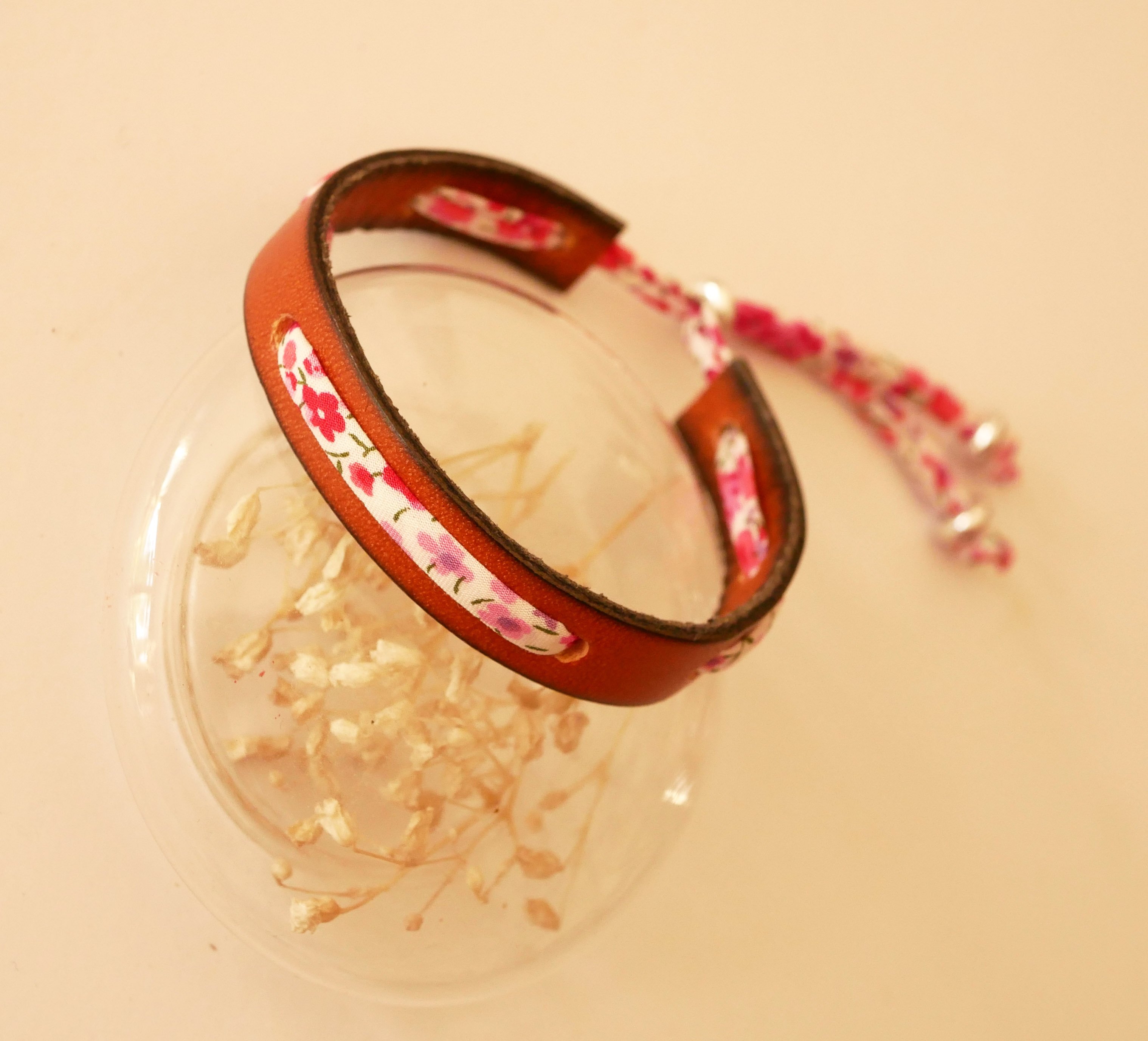 Florâme-armbånd med Phoebe Rose liberty-bånd på brunt skinn