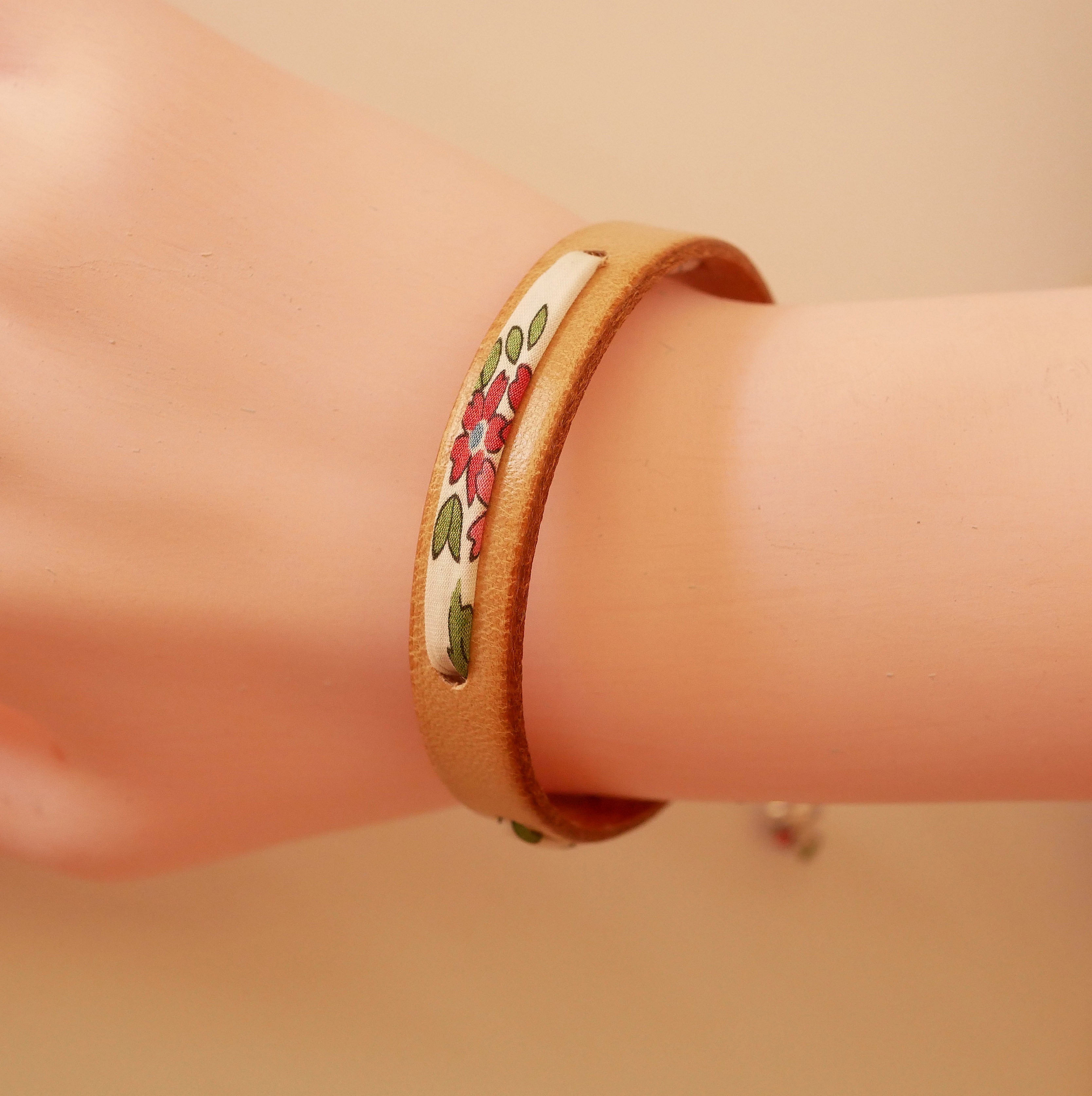 Flor&acirc;me jordb&aelig;r liberty b&aring;ndarmb&aring;nd p&aring; naturskinn