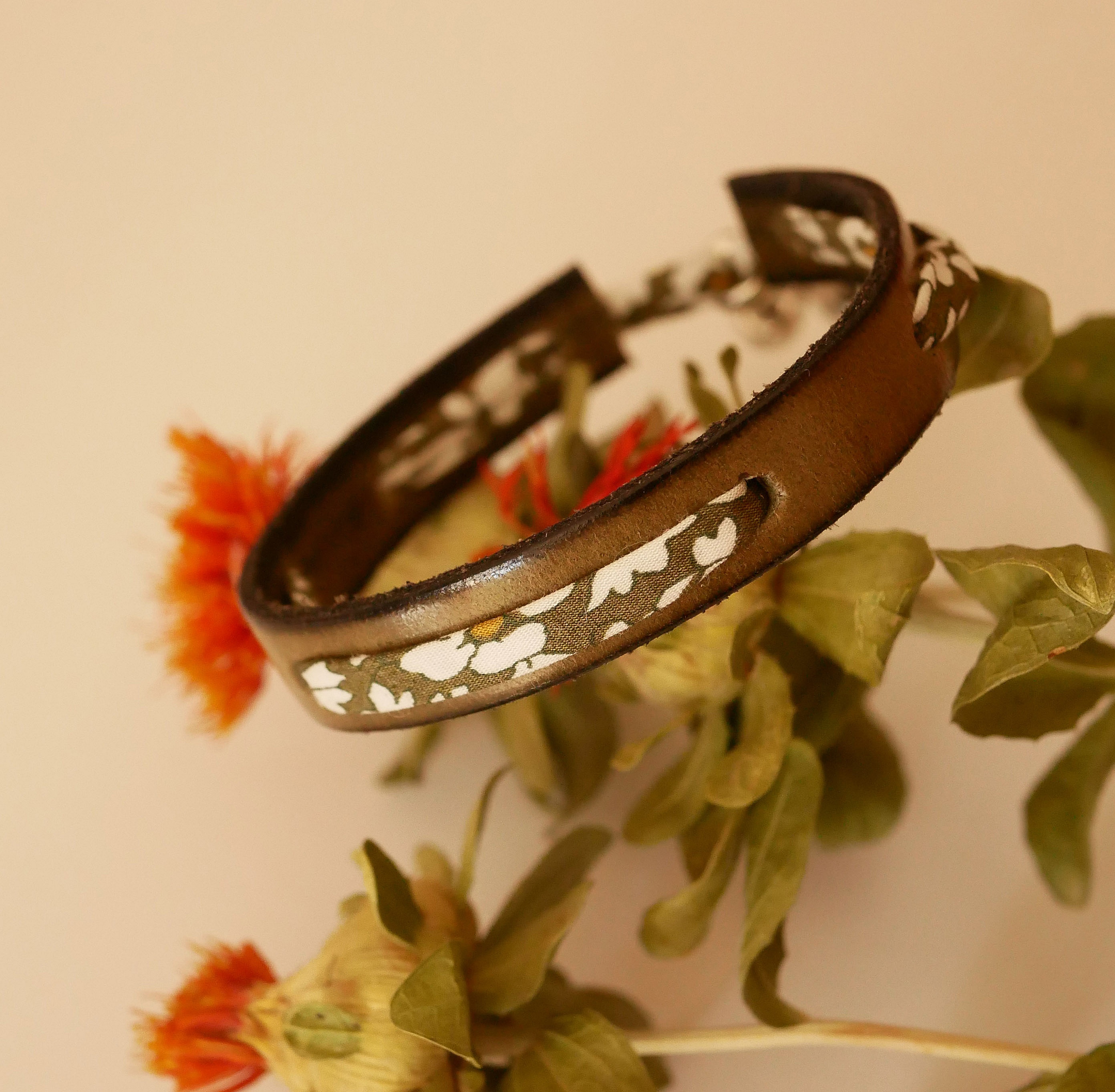 Flor&acirc;me-armb&aring;nd med gr&oslash;nt liberty-b&aring;nd p&aring; limegr&oslash;nt skinn