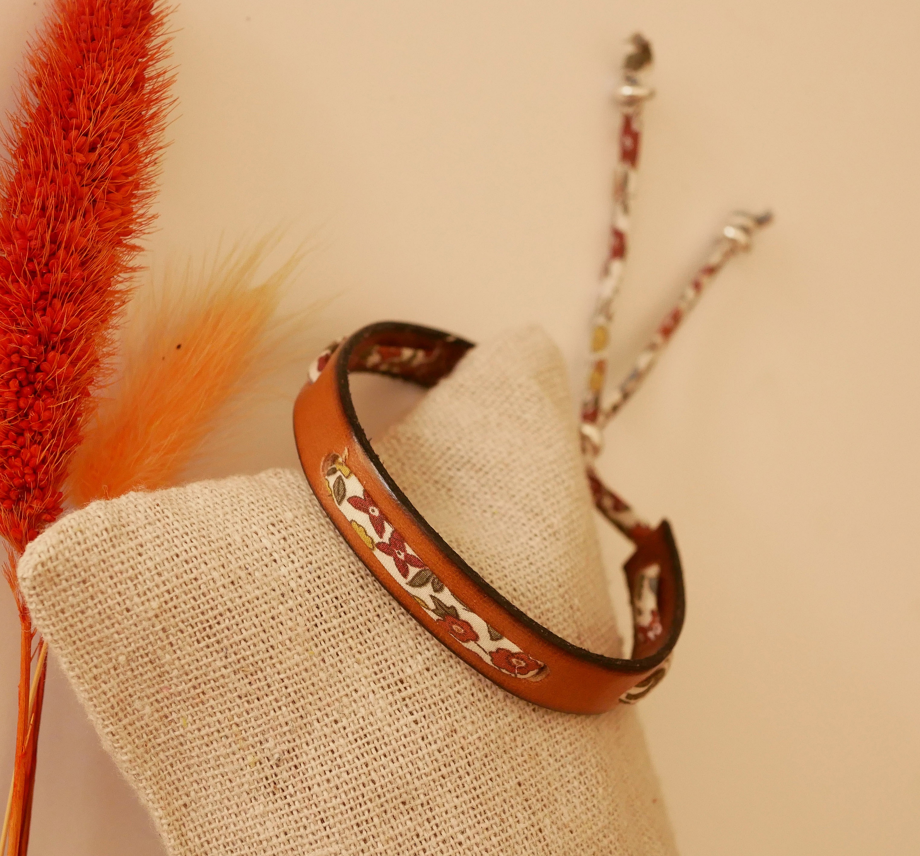 Flor&acirc;me-armb&aring;nd med libertyb&aring;nd Ava h&oslash;st p&aring; kamellskinn