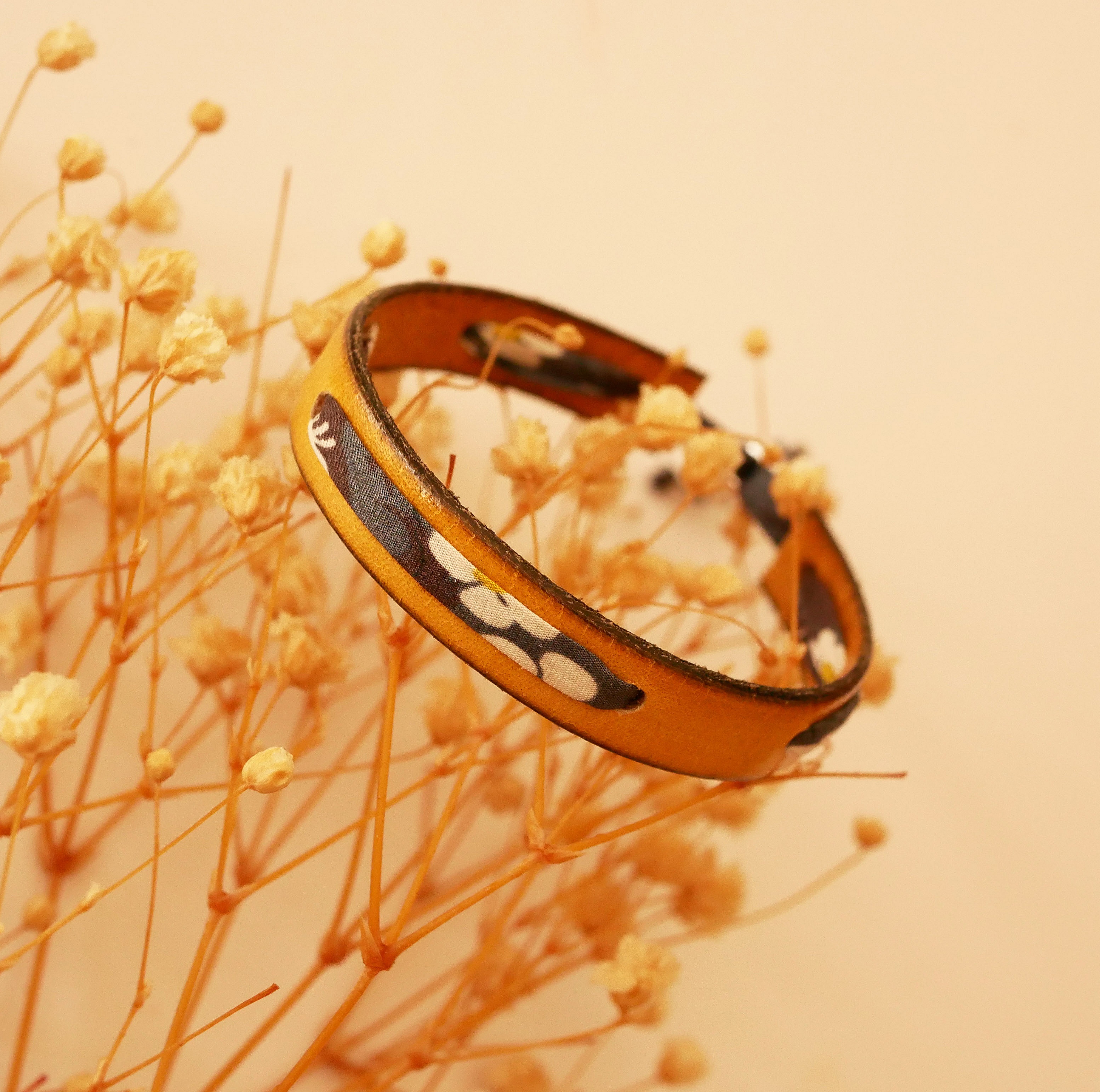 Flor&acirc;me-armb&aring;nd med gr&aring;tt Misti liberty-b&aring;nd p&aring; sennepsfarget skinn