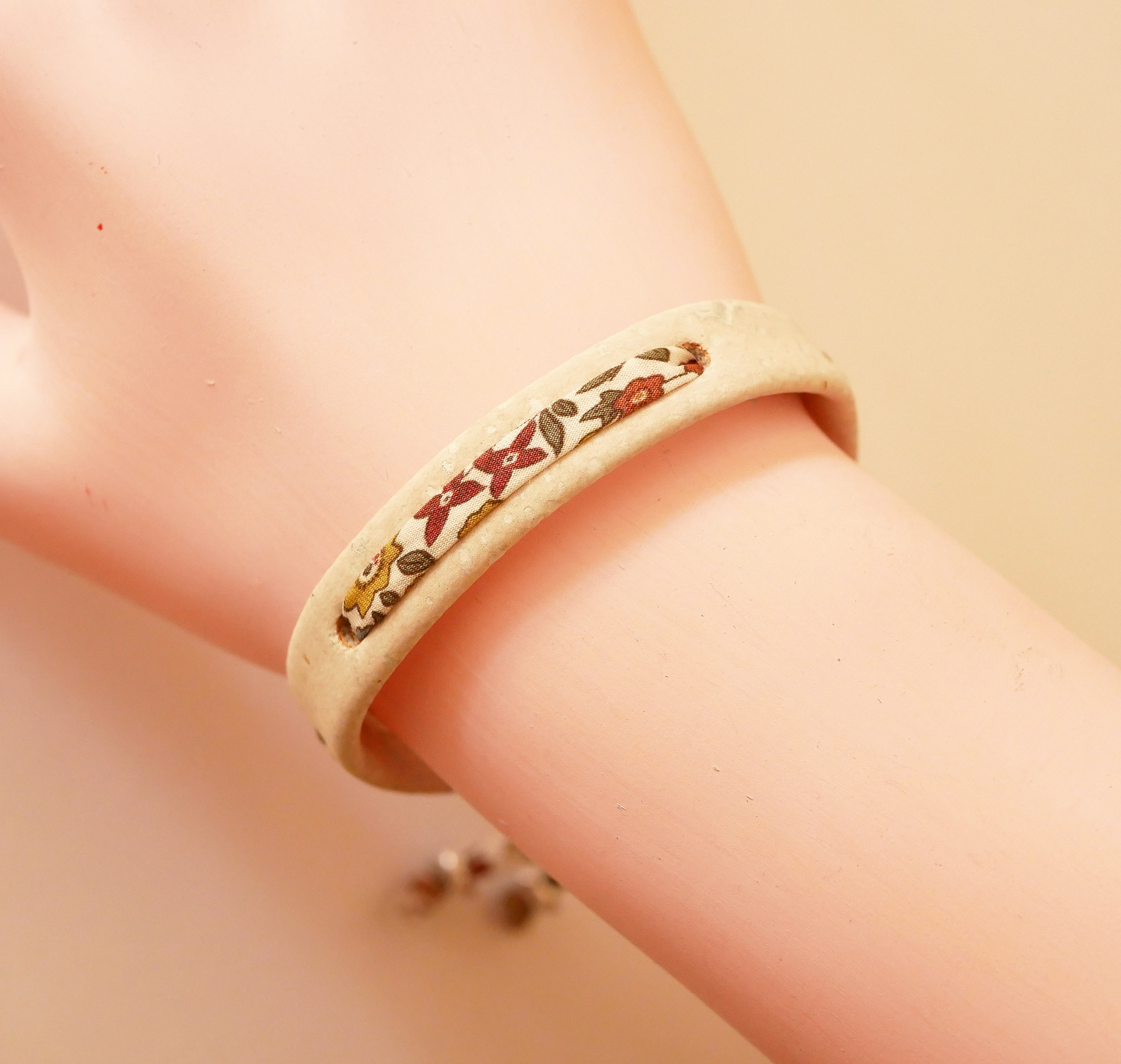 Flor&acirc;me plantearmb&aring;nd med Ava liberty-b&aring;nd p&aring; hvit kork