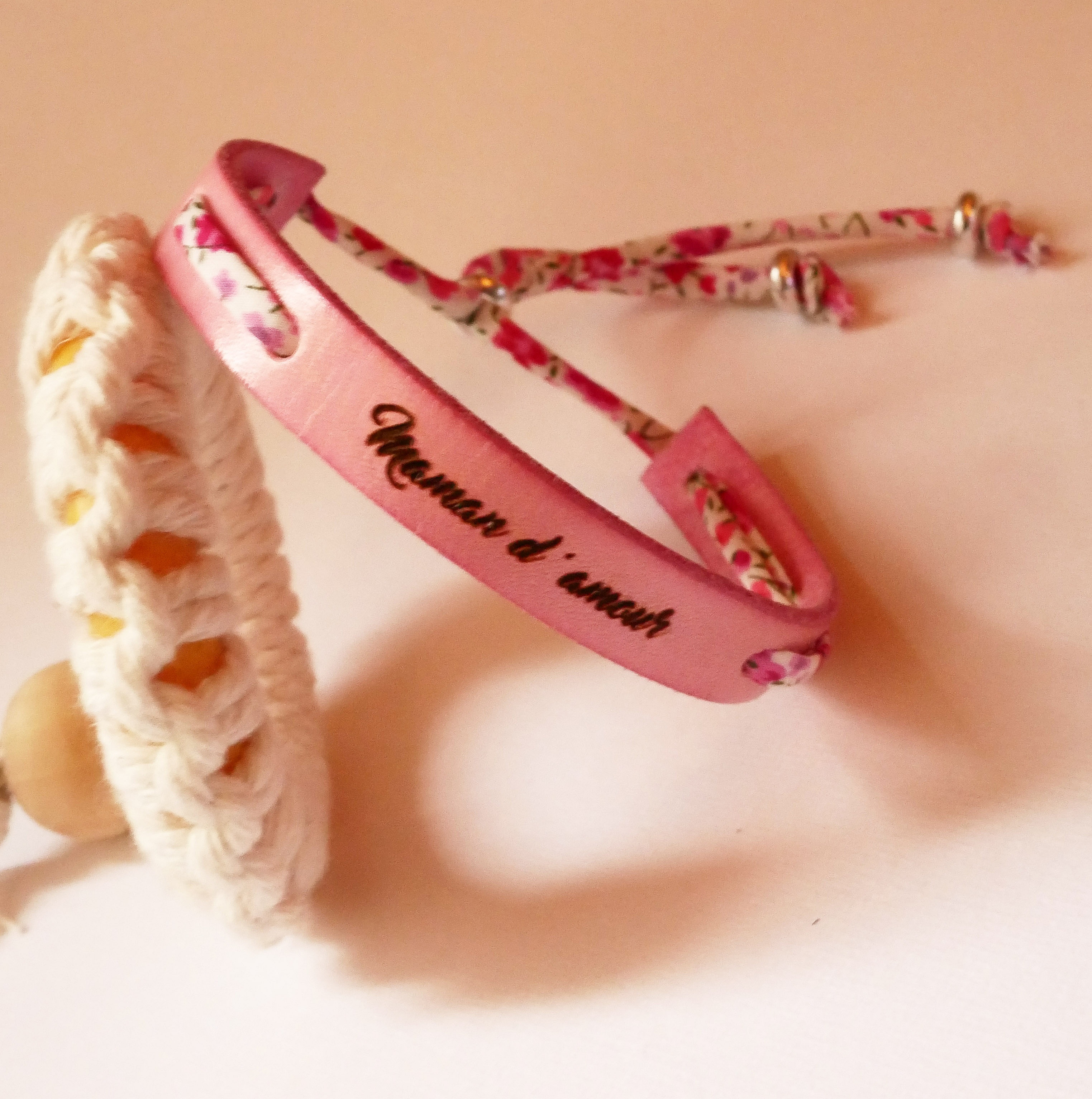 Flor&acirc;me-armb&aring;nd som du kan gj&oslash;re personlig med ditt eget valg av liberty-snor og l&aelig;r for gravering