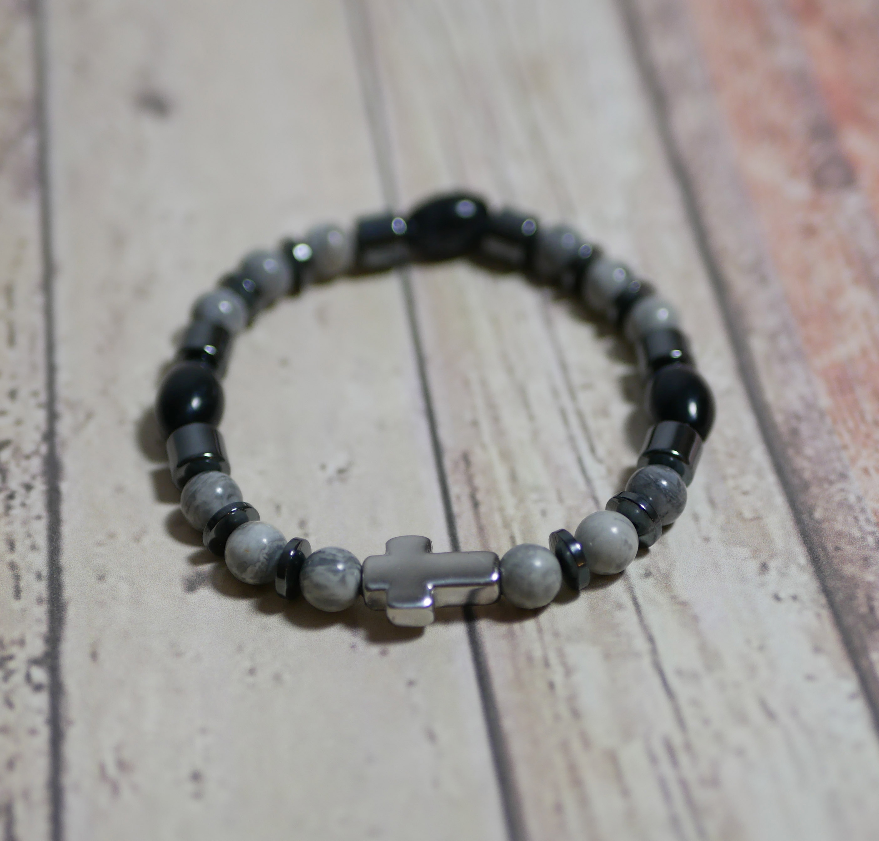Armbånd med kors, hematitt og grå perler for menn