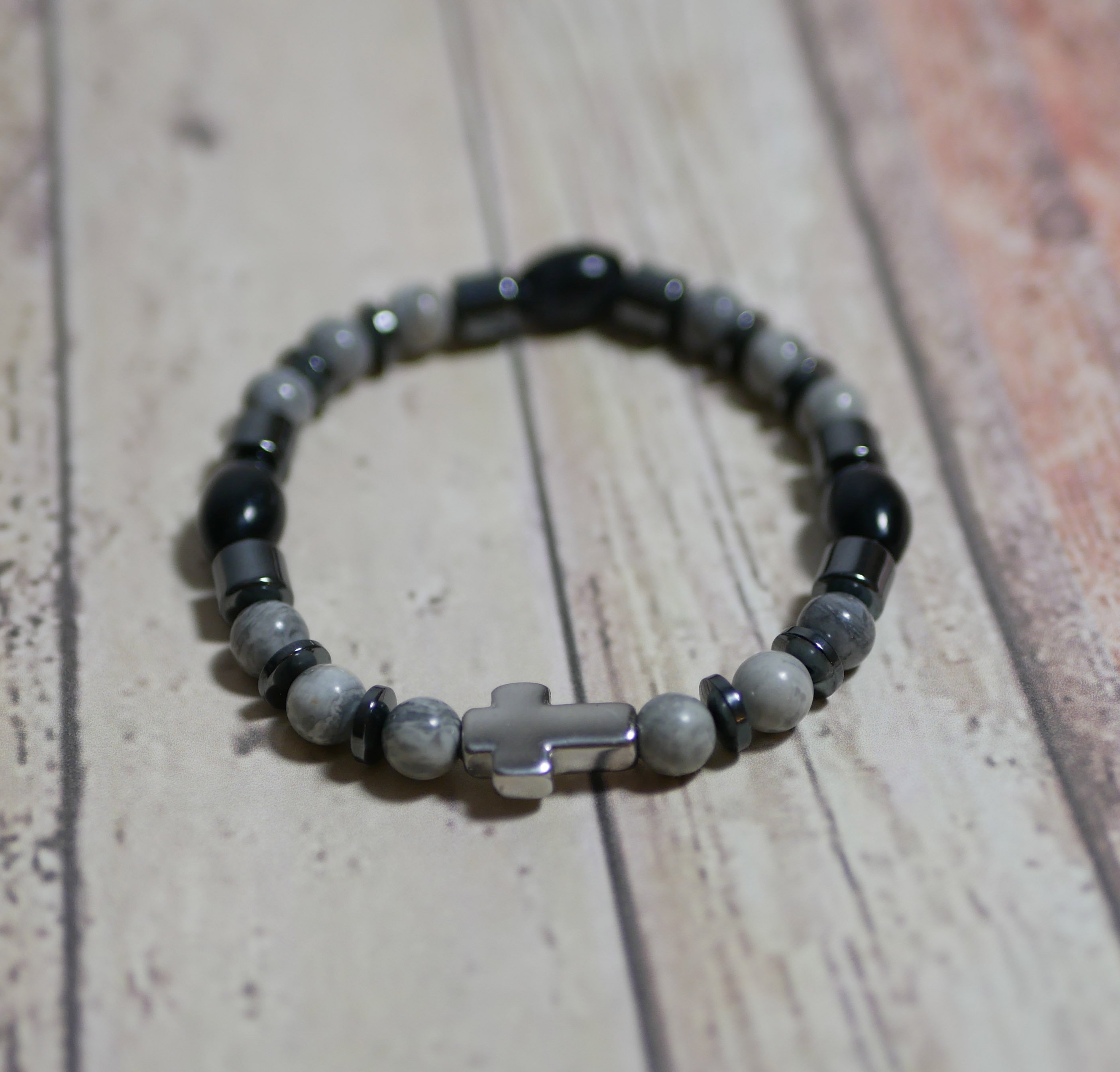 Armbånd med kors, hematitt og grå perler for menn