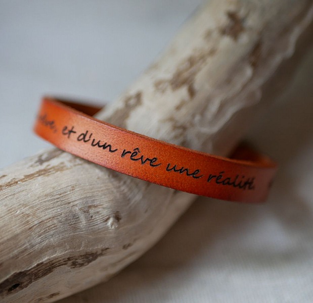 L&aelig;rarmb&aring;nd for menn Camel gravert for &aring; personalisere 