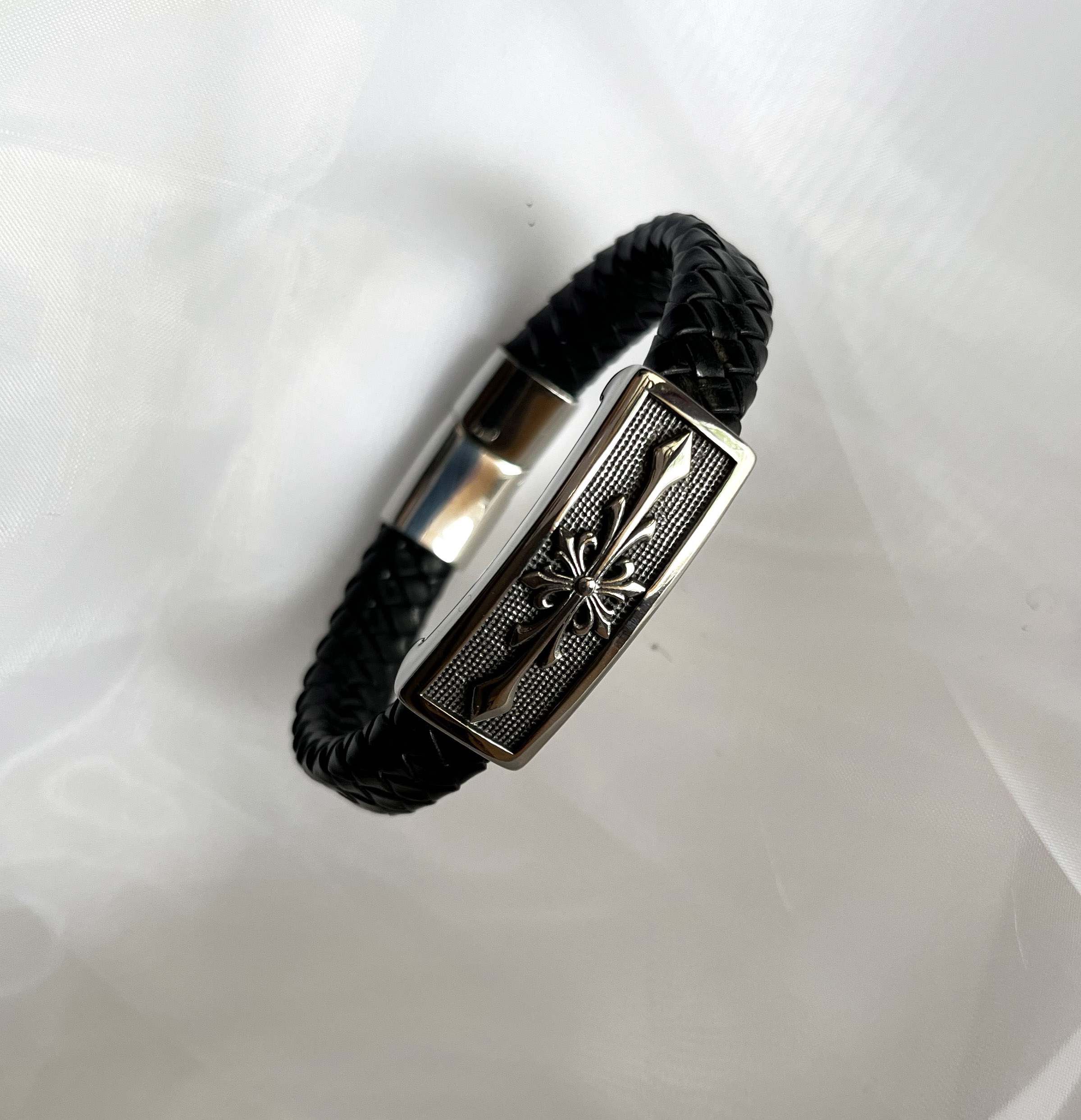 Bracelet homme cuir noir tressé décor croix stylisée