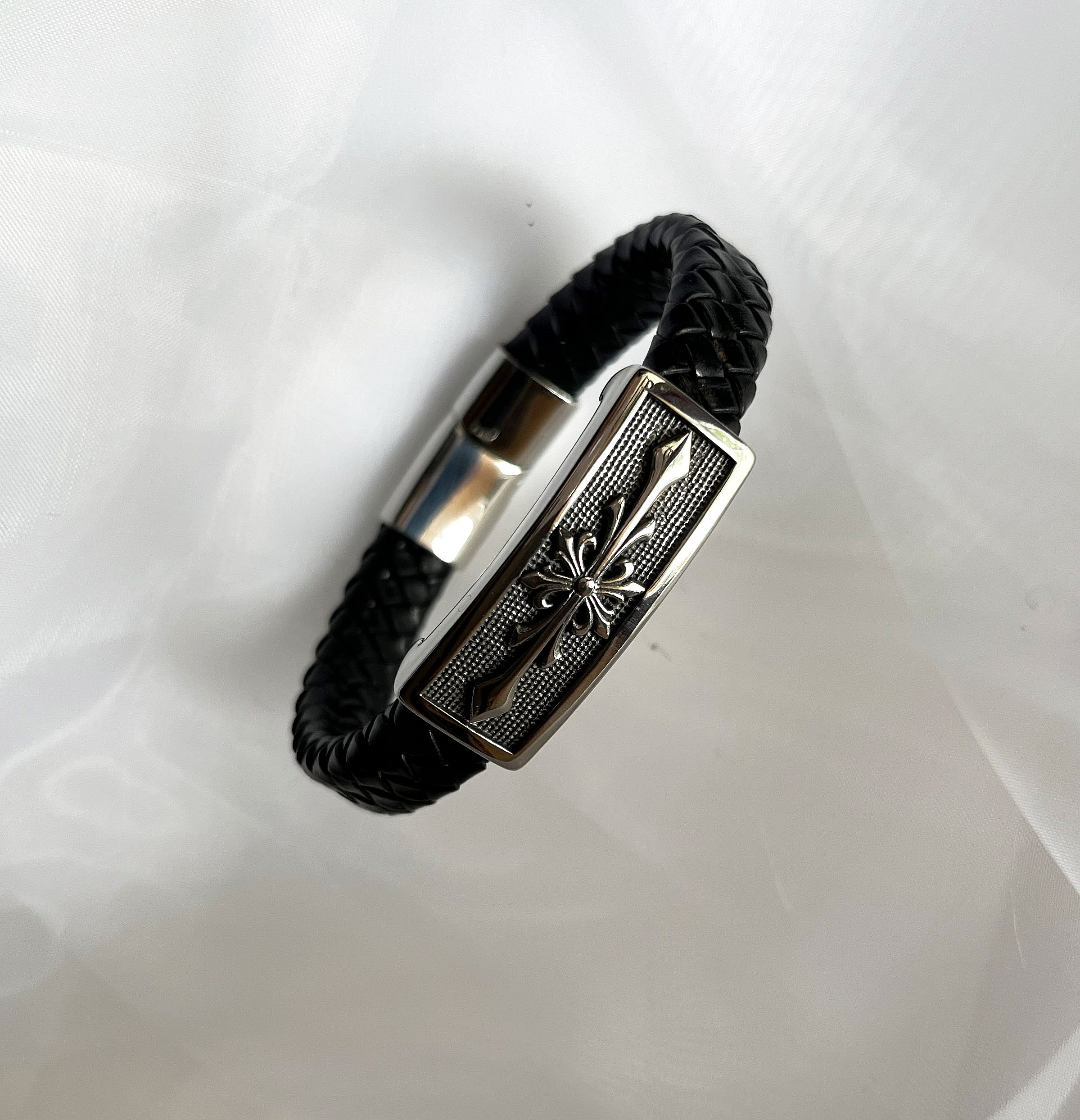 Bracelet homme cuir noir tress&eacute; d&eacute;cor croix stylis&eacute;e