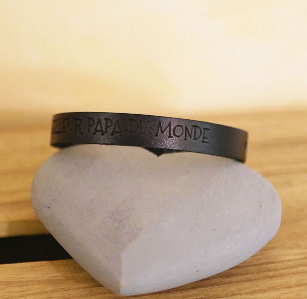 Herrearmb&aring;nd i gravert svart skinn, kan tilpasses etter &oslash;nske