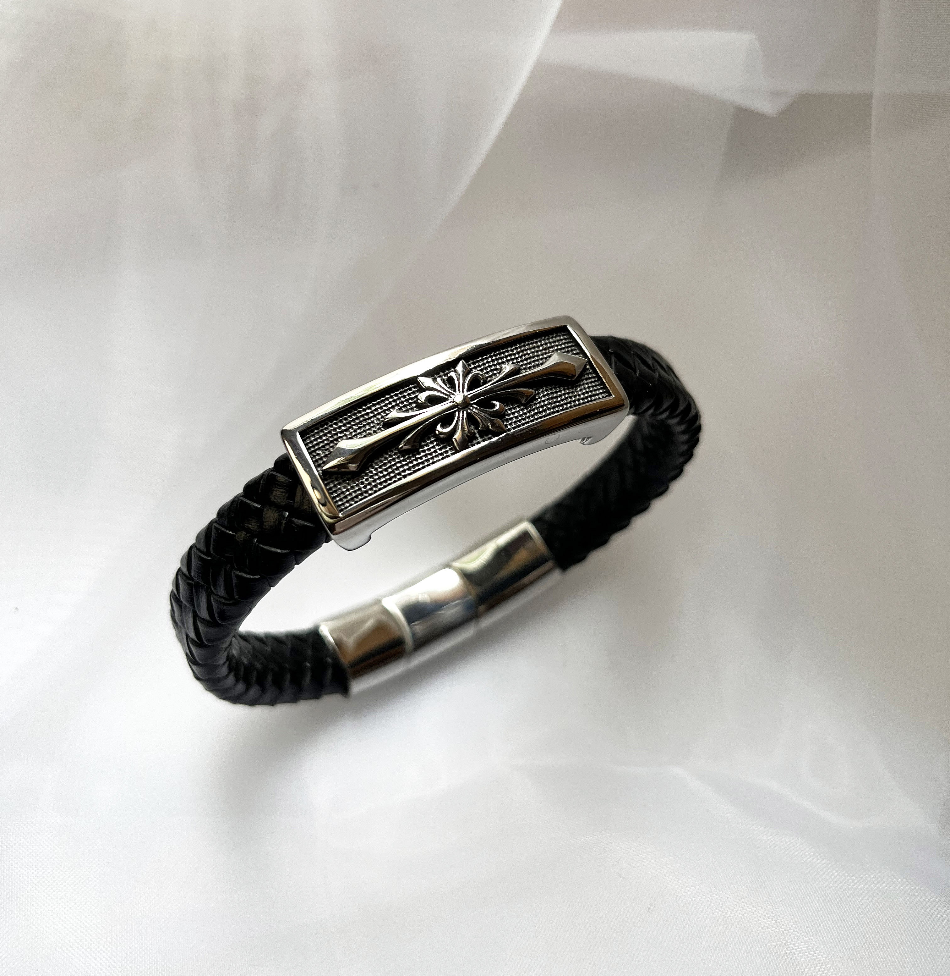 Bracelet homme cuir noir tress&eacute; d&eacute;cor croix stylis&eacute;e