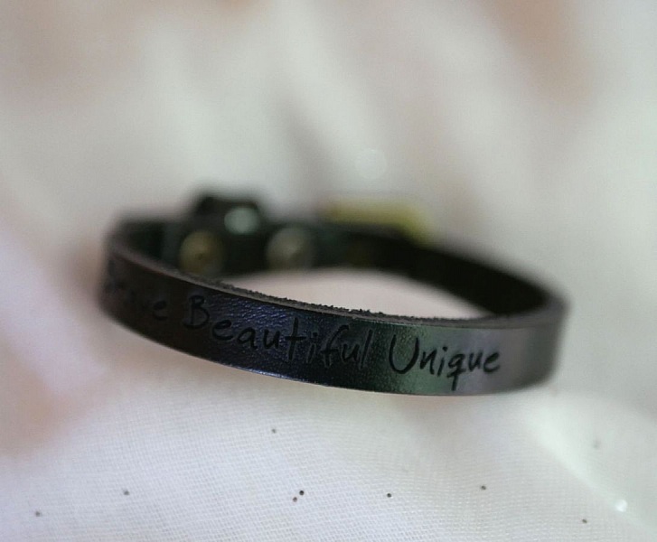 Herrearmb&aring;nd i gravert svart skinn, kan tilpasses etter &oslash;nske