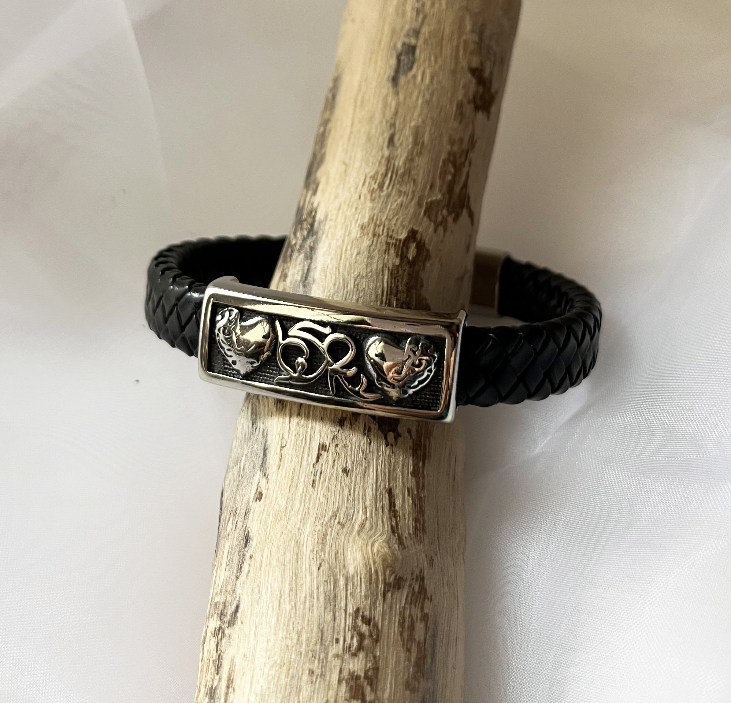 Bracelet homme cuir noir tressé décor 2 coeurs gravés