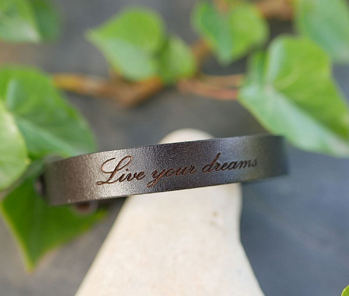 Herrearmb&aring;nd i gravert svart skinn, kan tilpasses etter &oslash;nske