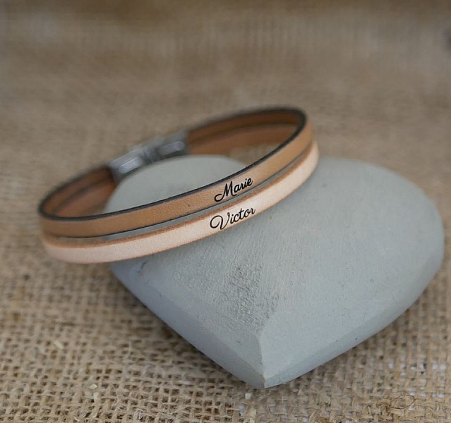 Duo-armb&aring;nd i l&aelig;r for menn som kan tilpasses ved gravering