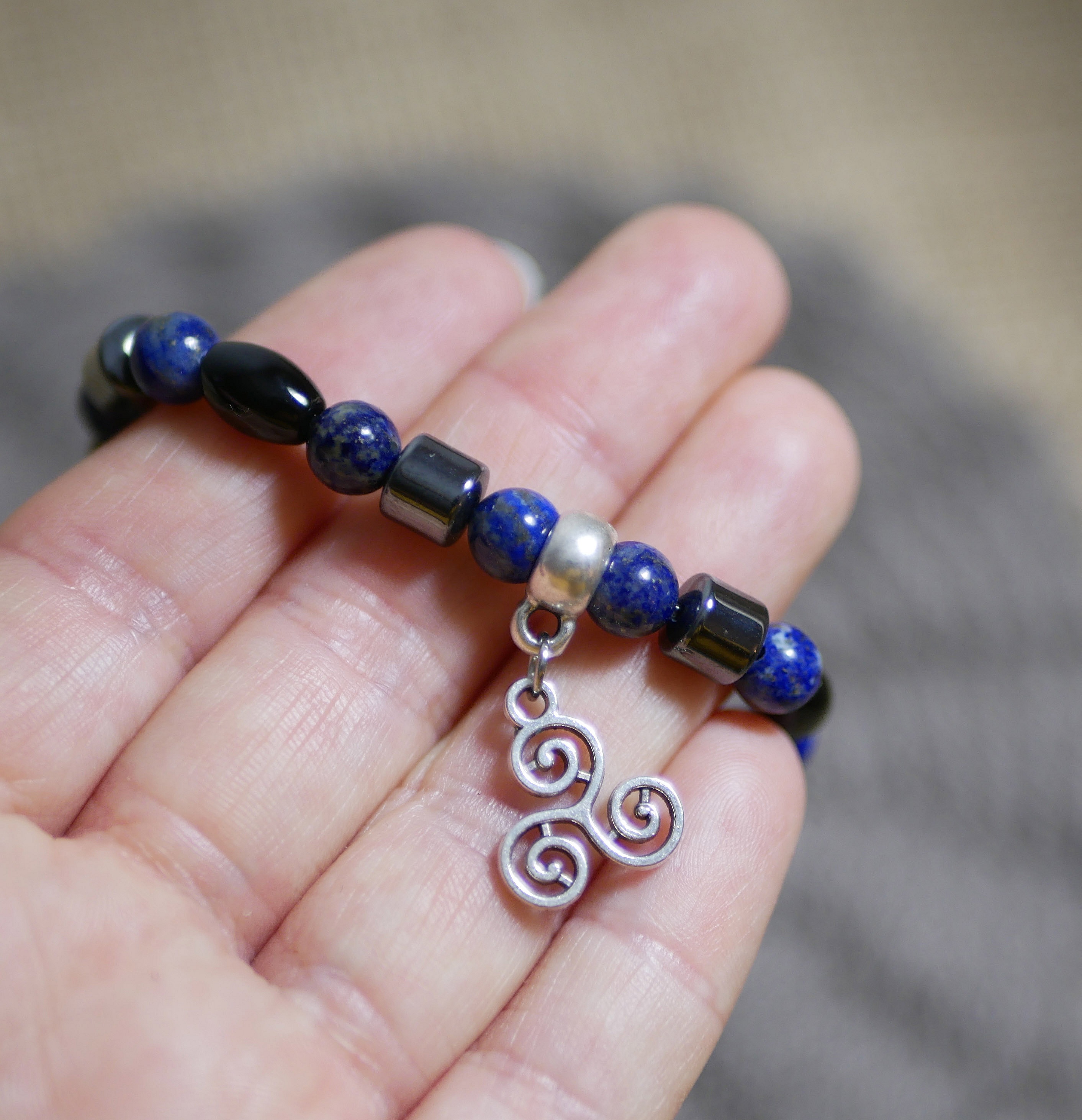 Herrearmb&aring;nd i Black Blue-perler og anheng etter eget valg