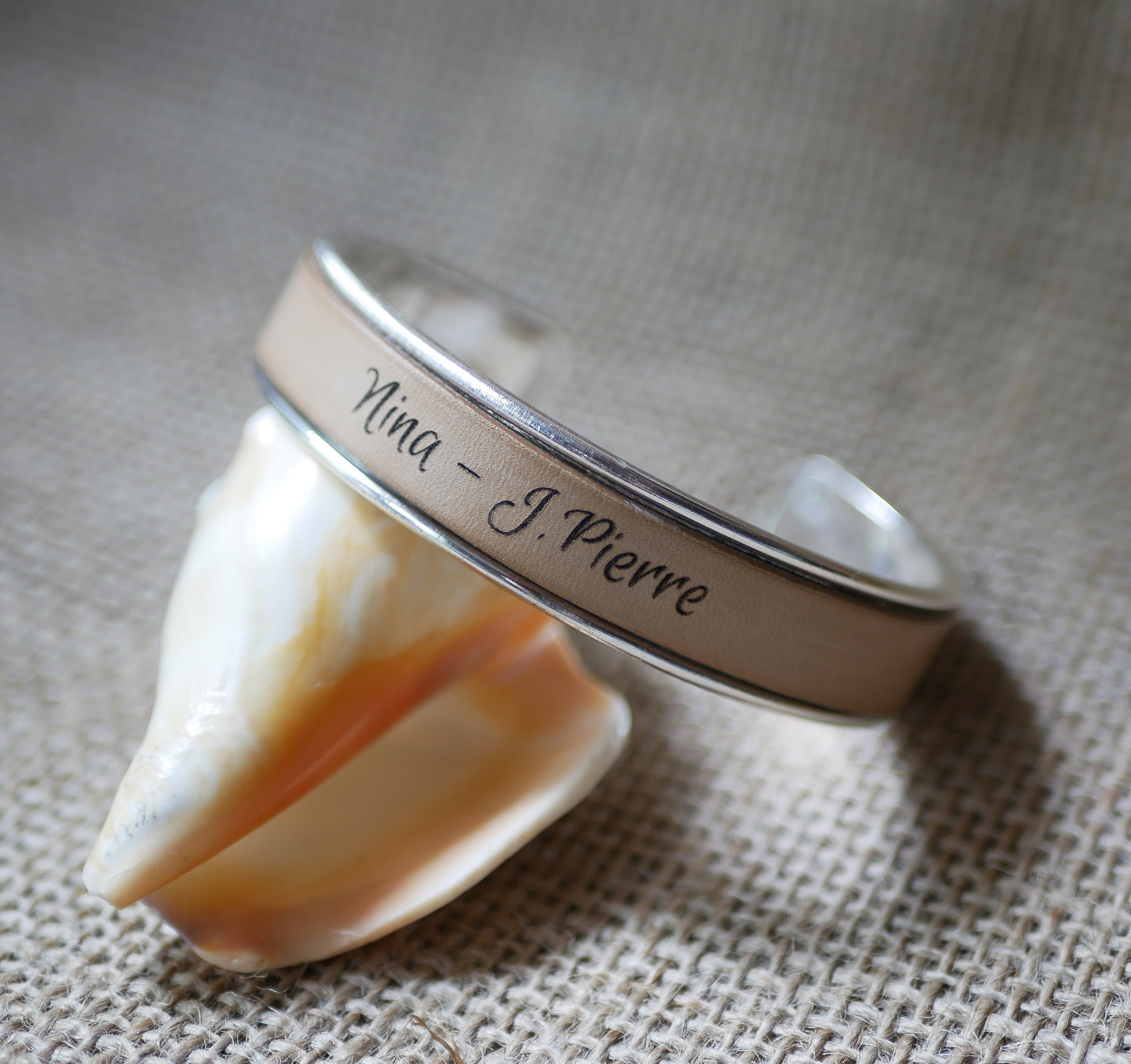 L&aelig;rarmb&aring;nd personliggjort med gravering