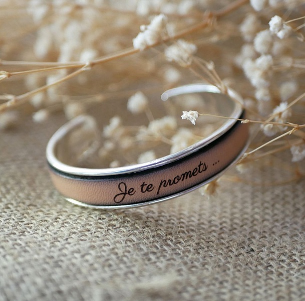 L&aelig;rarmb&aring;nd personliggjort med gravering