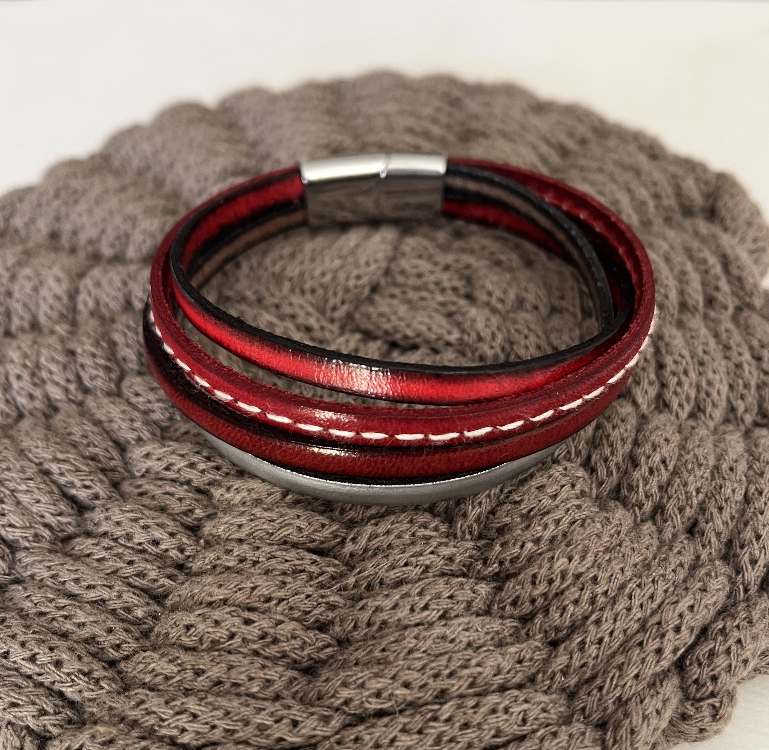 Bracelet manchette ajustable multi cuirs Rouges pour homme 